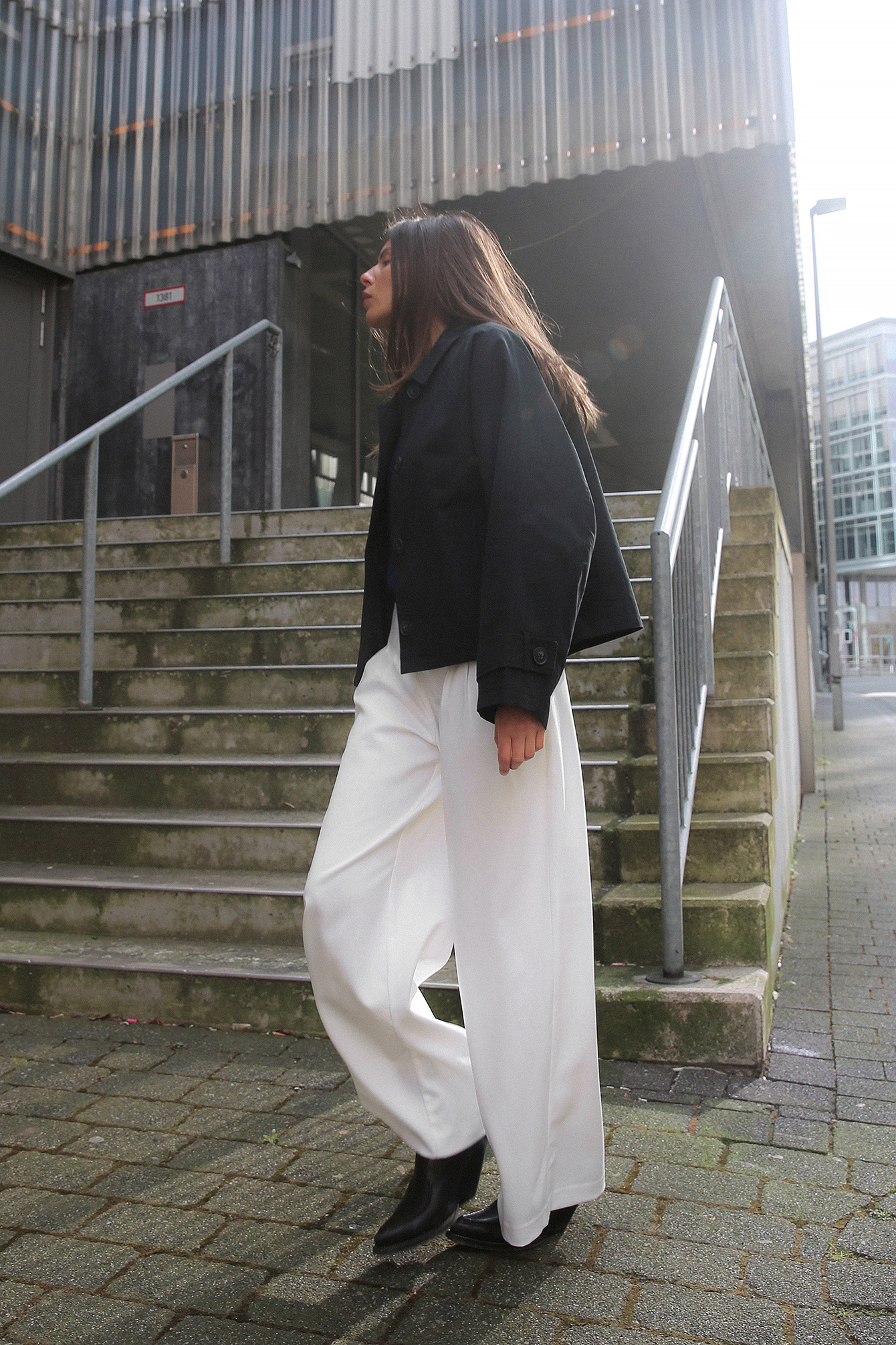 Wide mid waist trousers vanilla — byxor med fickor från NA-KD