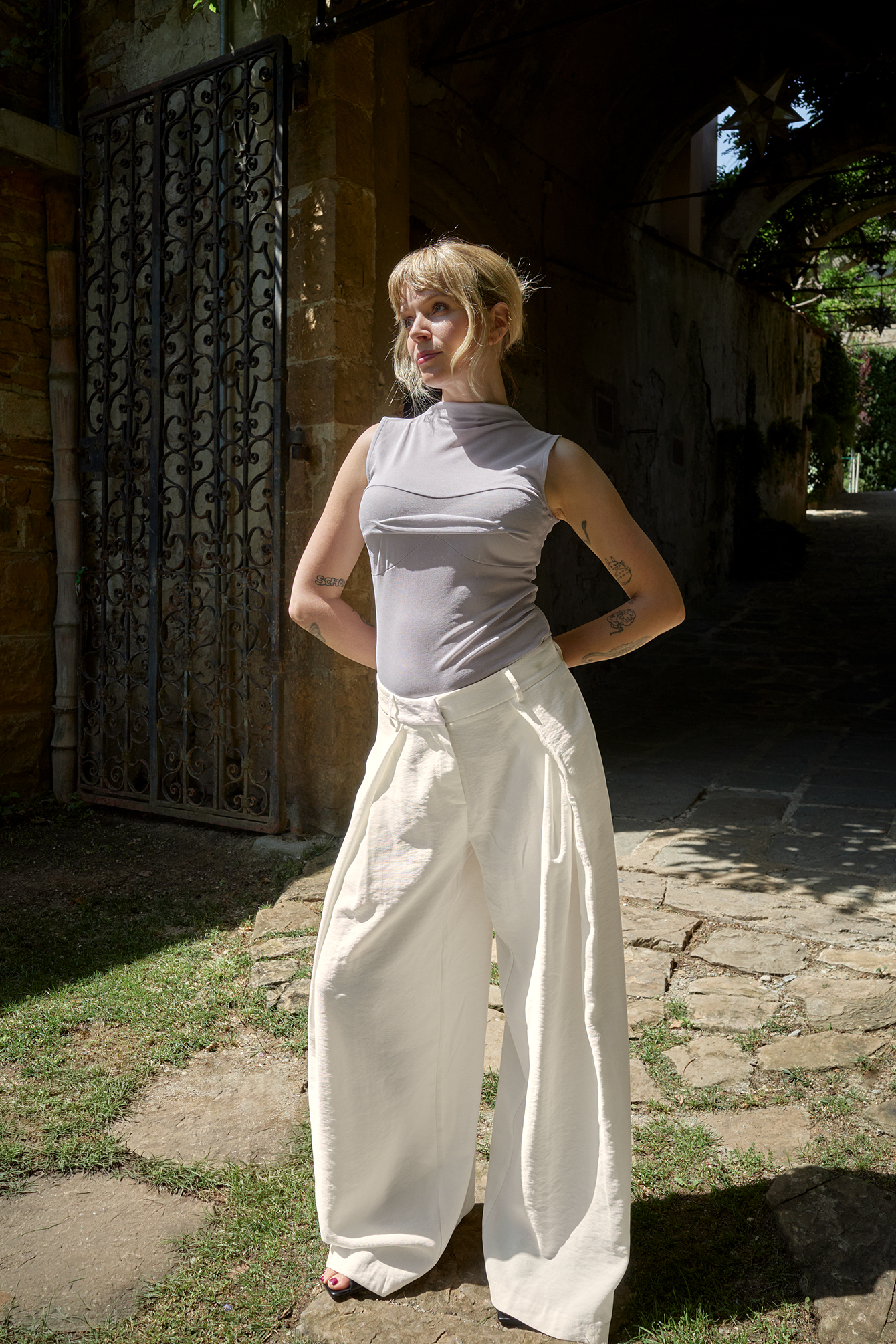 Mid waist big folds fluid pants offwhite — byxor med fickor från NA-KD