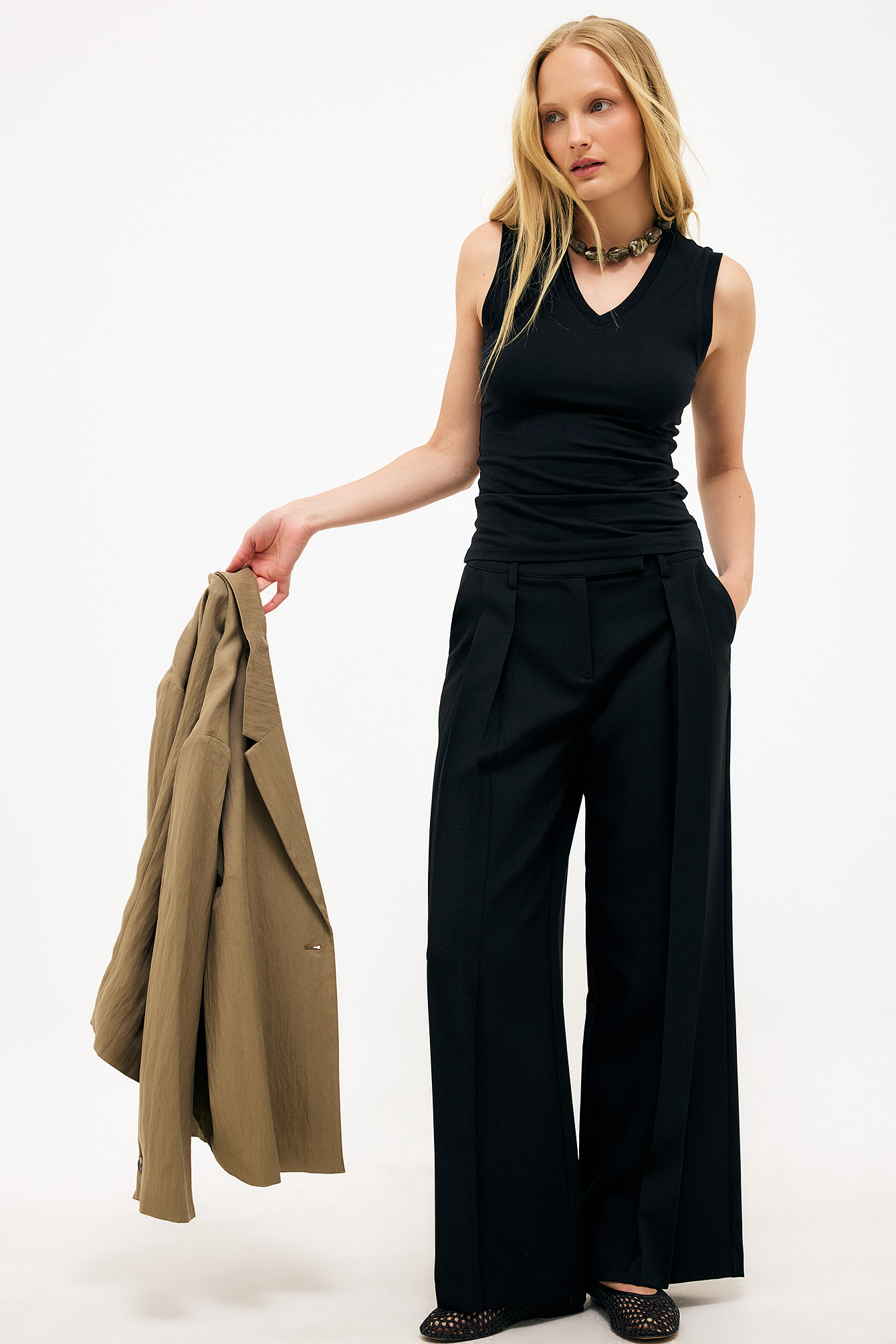 Mid waist box pleat pants black — byxor med fickor från NA-KD