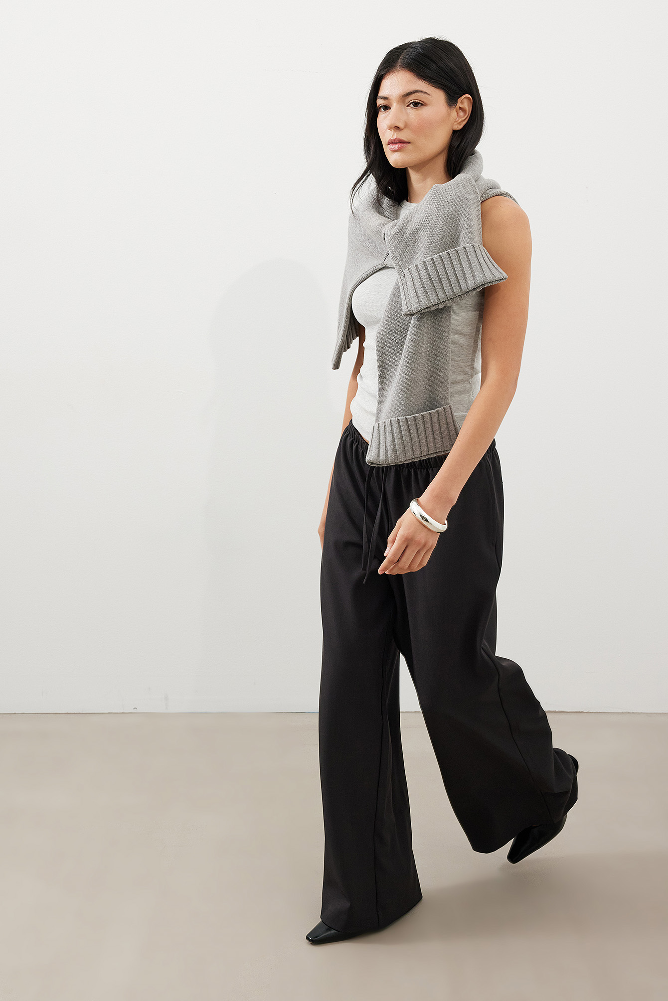 Mid waist drawstring pants dark grey — byxor med fickor från NA-KD