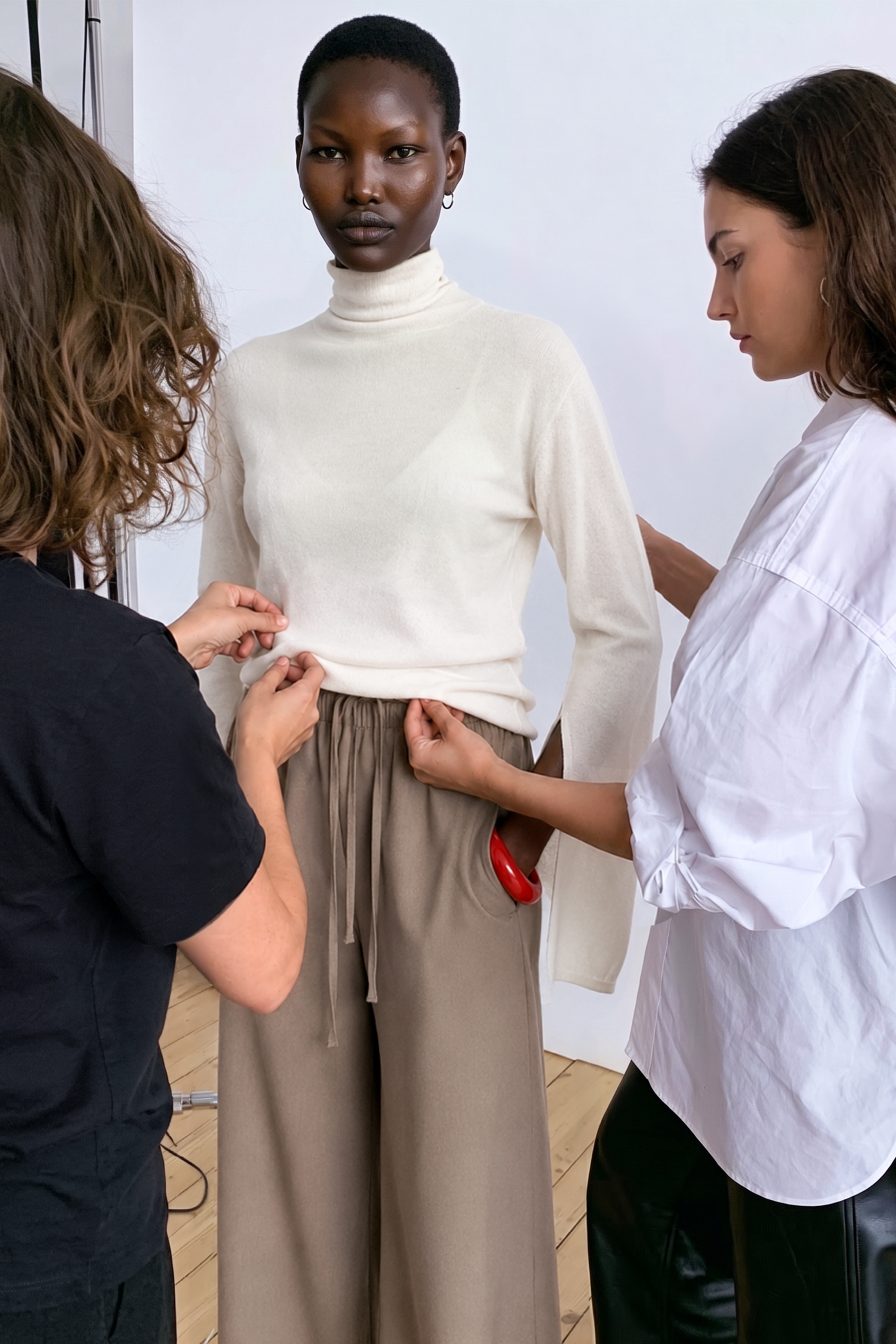 Mid waist drawstring pants beige melange — byxor med fickor från NA-KD