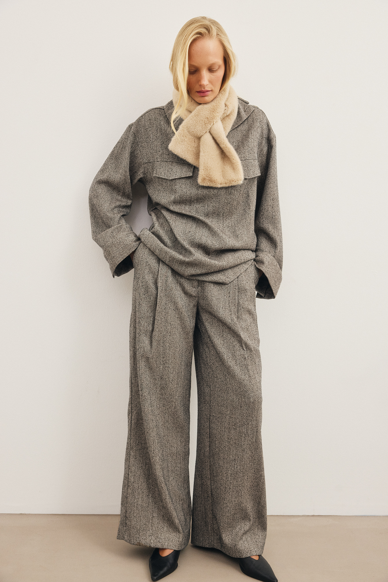 Mid waist pleated relaxed trousers greige — byxor med fickor från NA-KD