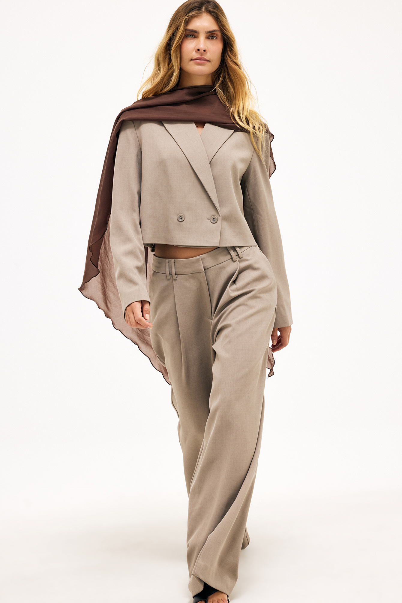 Mid waist wide leg pants taupe — byxor med fickor från NA-KD
