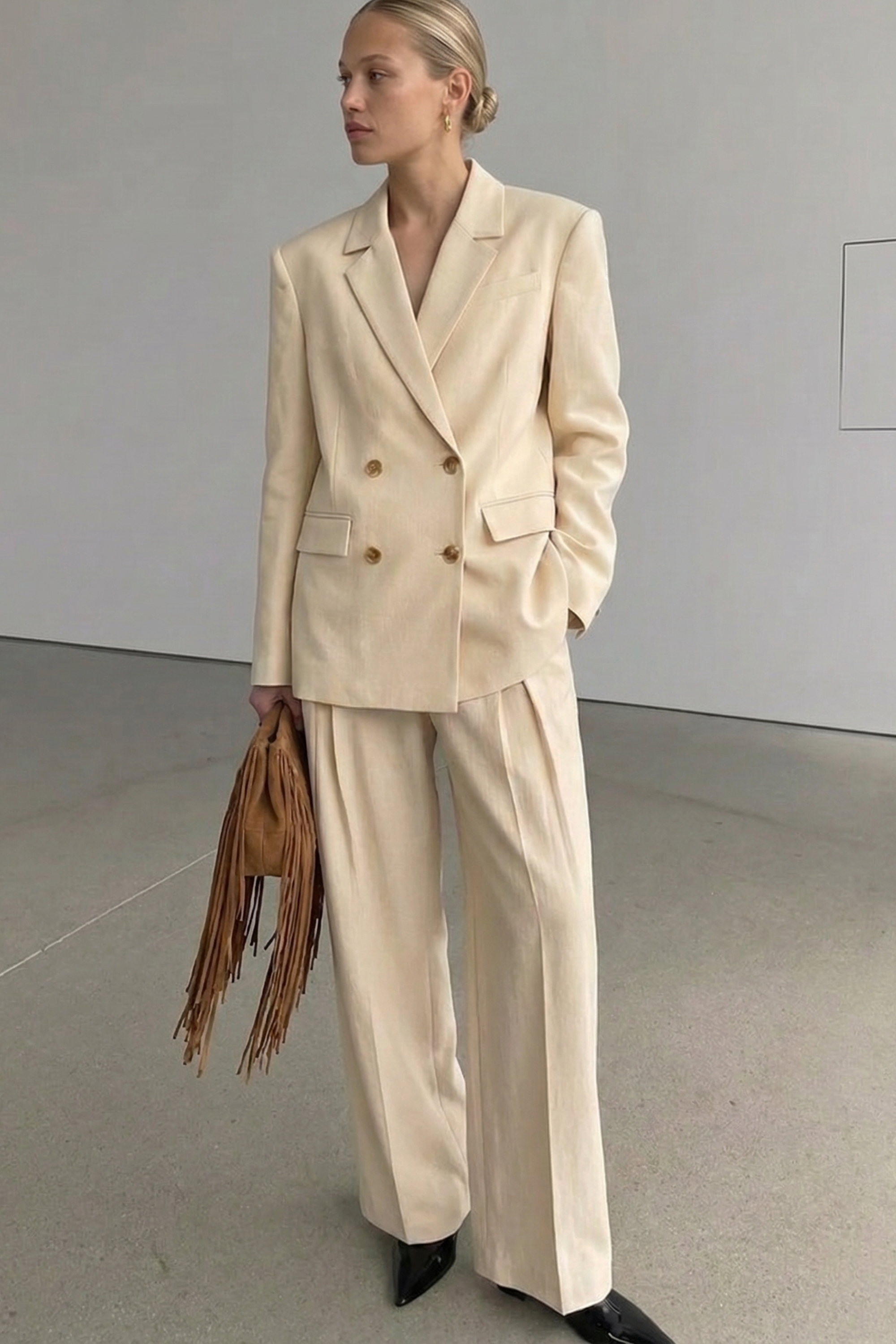 Mid waist wide leg pants beige — byxor med fickor från NA-KD