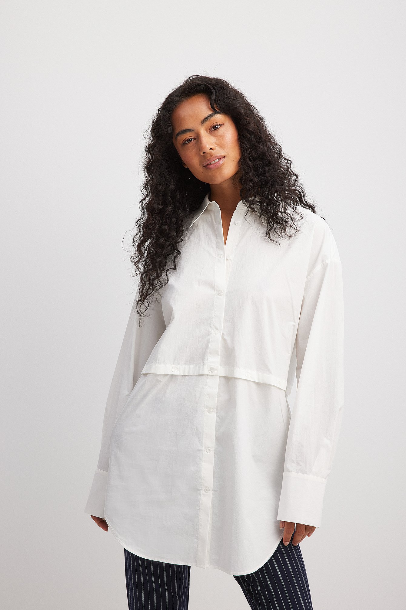 Billede af Chloé Schuterman x NA-KD Skjorte i overstørrelse til mange slags brug - White