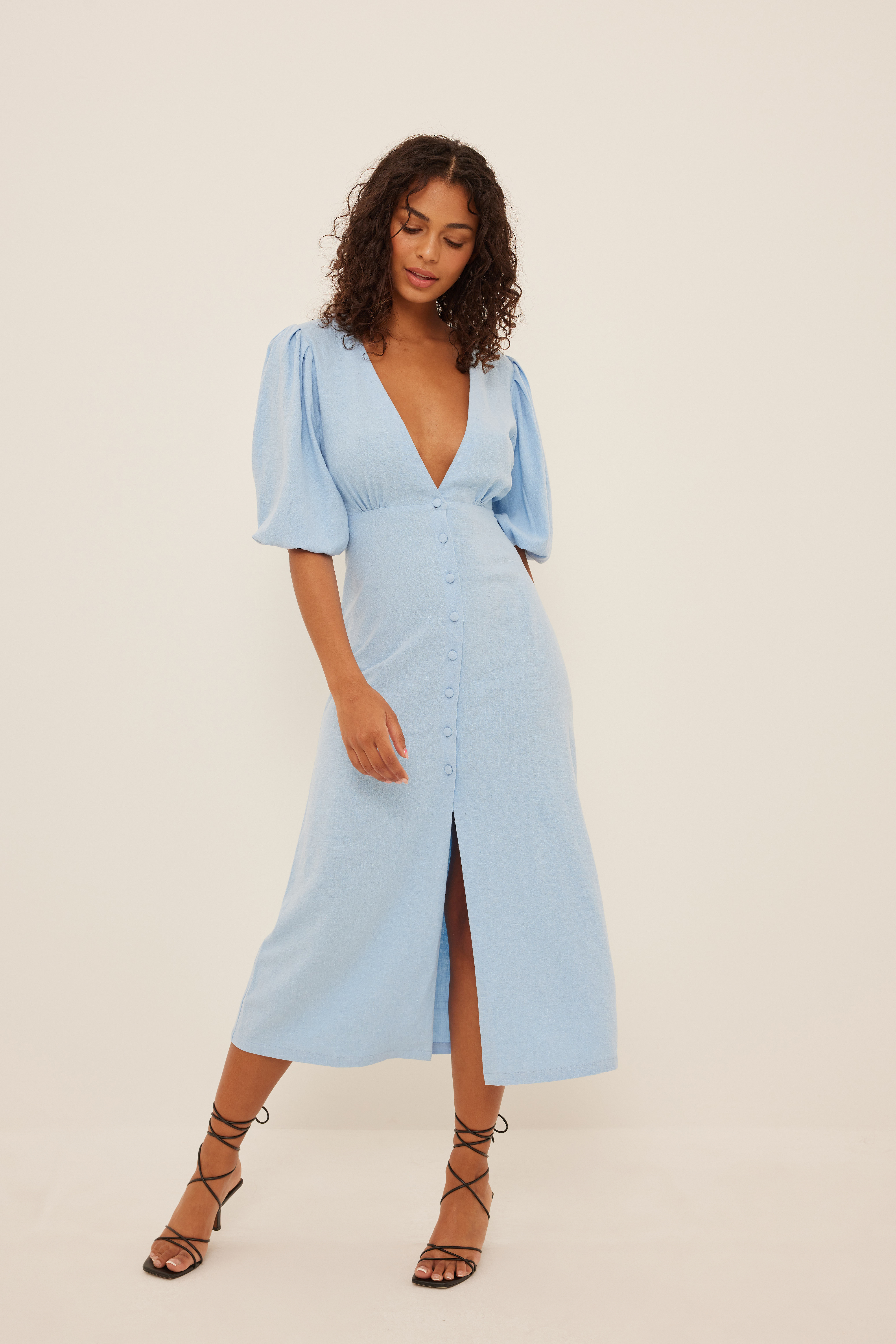 Abito midi in lino con bottoni Blu | na-kd.com