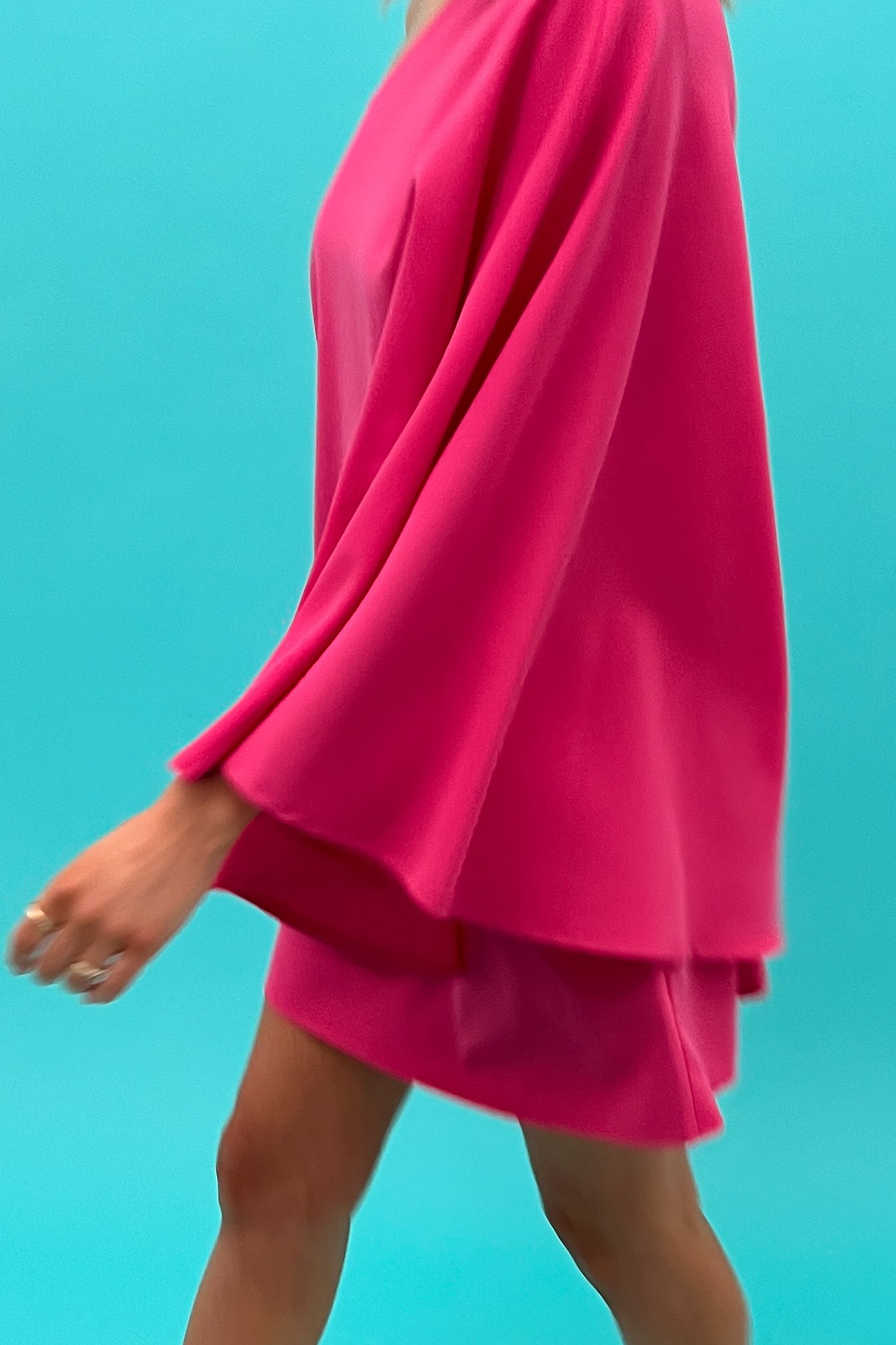 Pink Flowy mini-jurk met one-shoulder