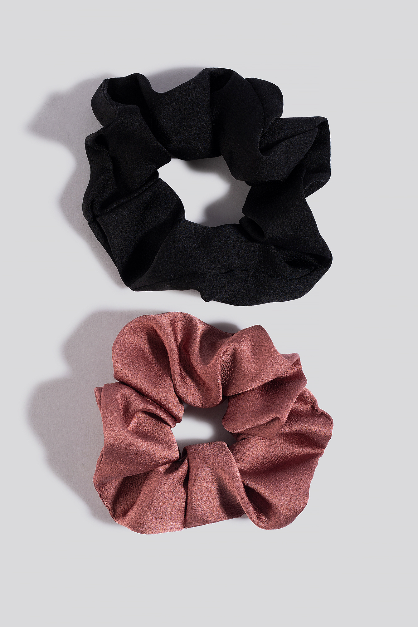 2-Pack Shiny Scrunchies Black/Red
