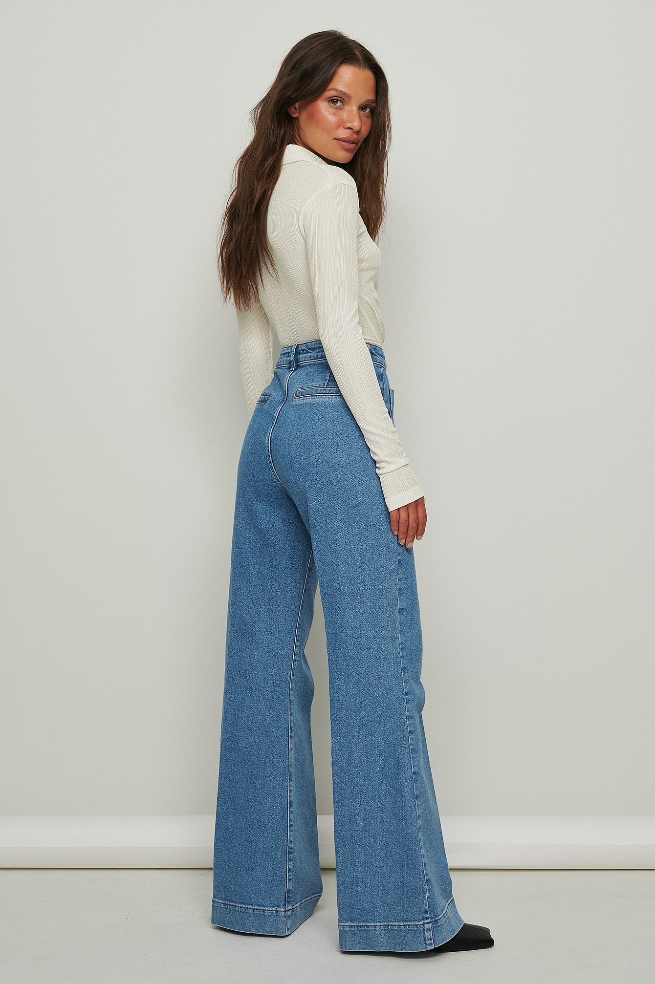 Damen Bekleidung Jeans Ausgestellte Jeans NA-KD Denim Trend Organische Jeanshose mit weitem Bein und Vordertasche im 70er-Style in Schwarz 