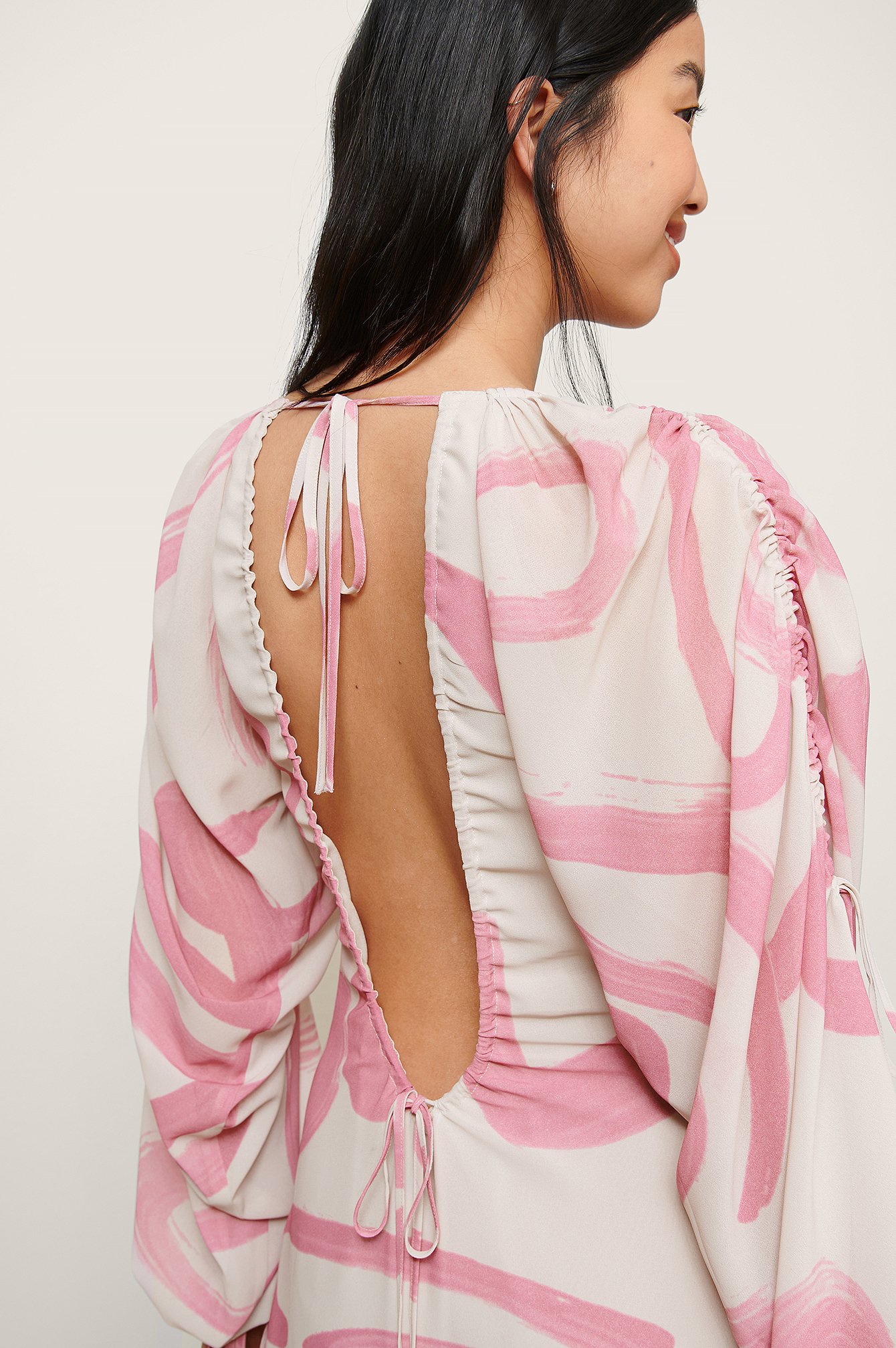 Pink Maxiklänning med dragsnöresdetaljer på framsidan och ett material med en chiffong