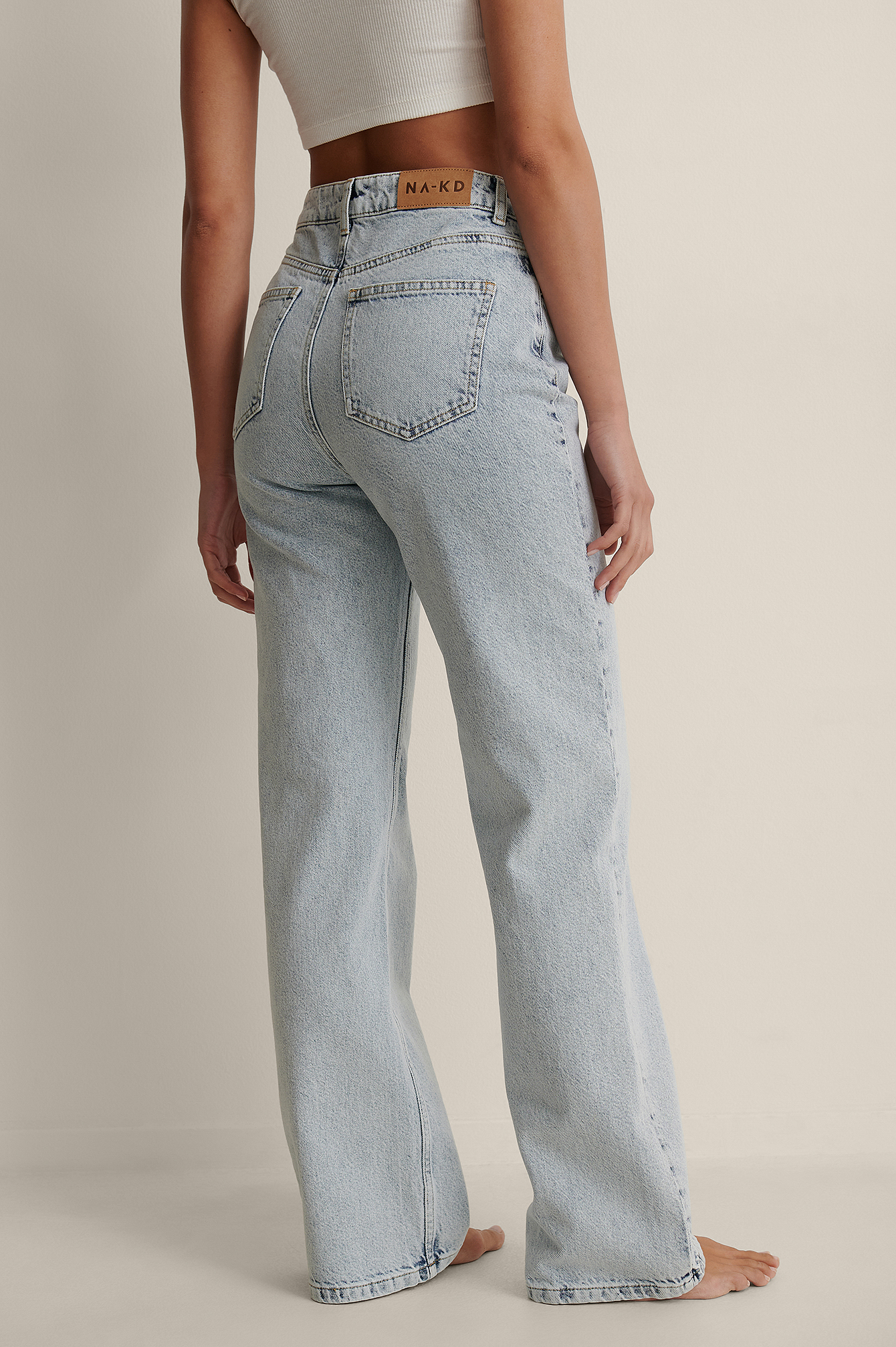jeans con chiusura asimmetrica