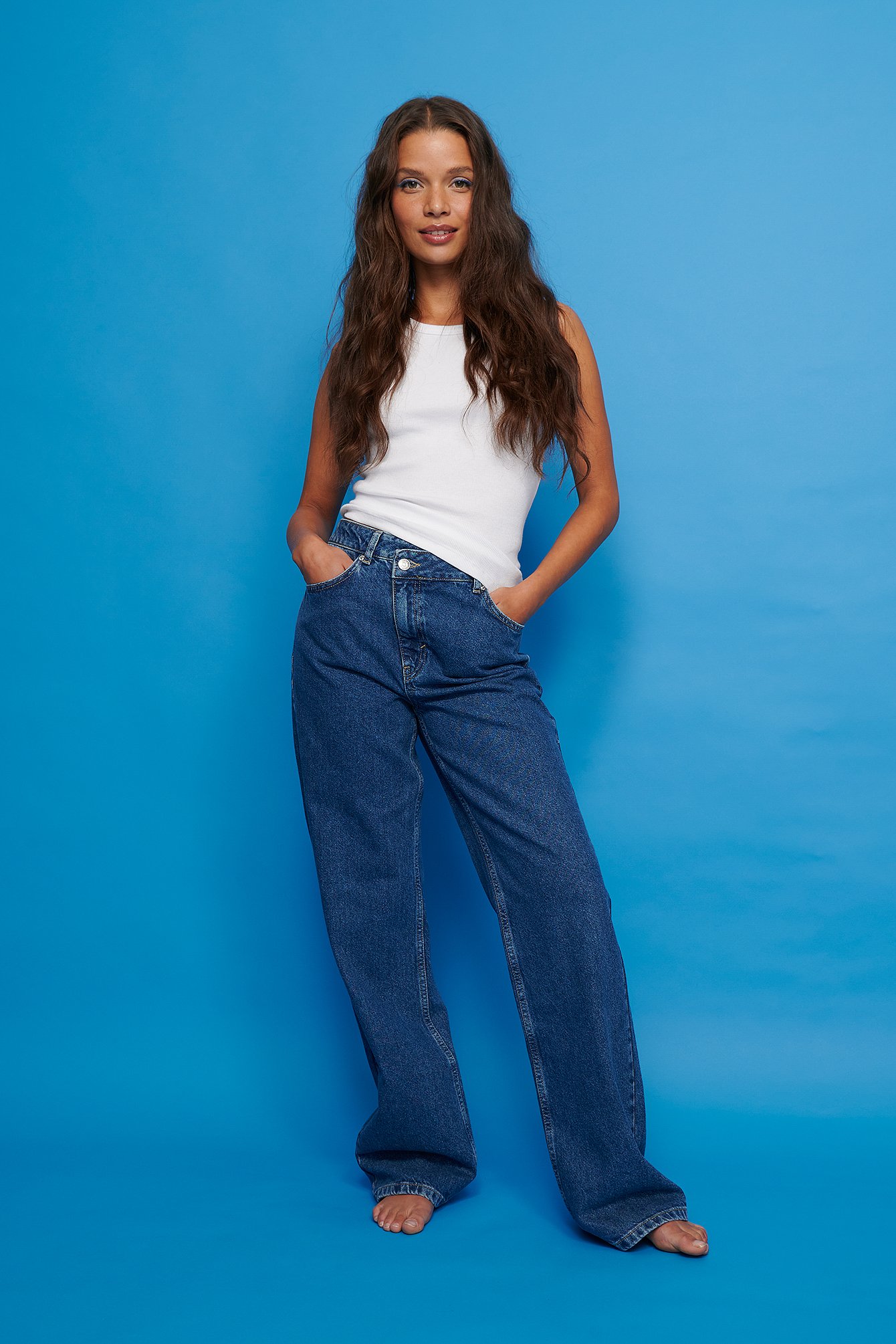 Mid Blue Økologiske højtaljede jeans med vidde og asymmetrisk lukning