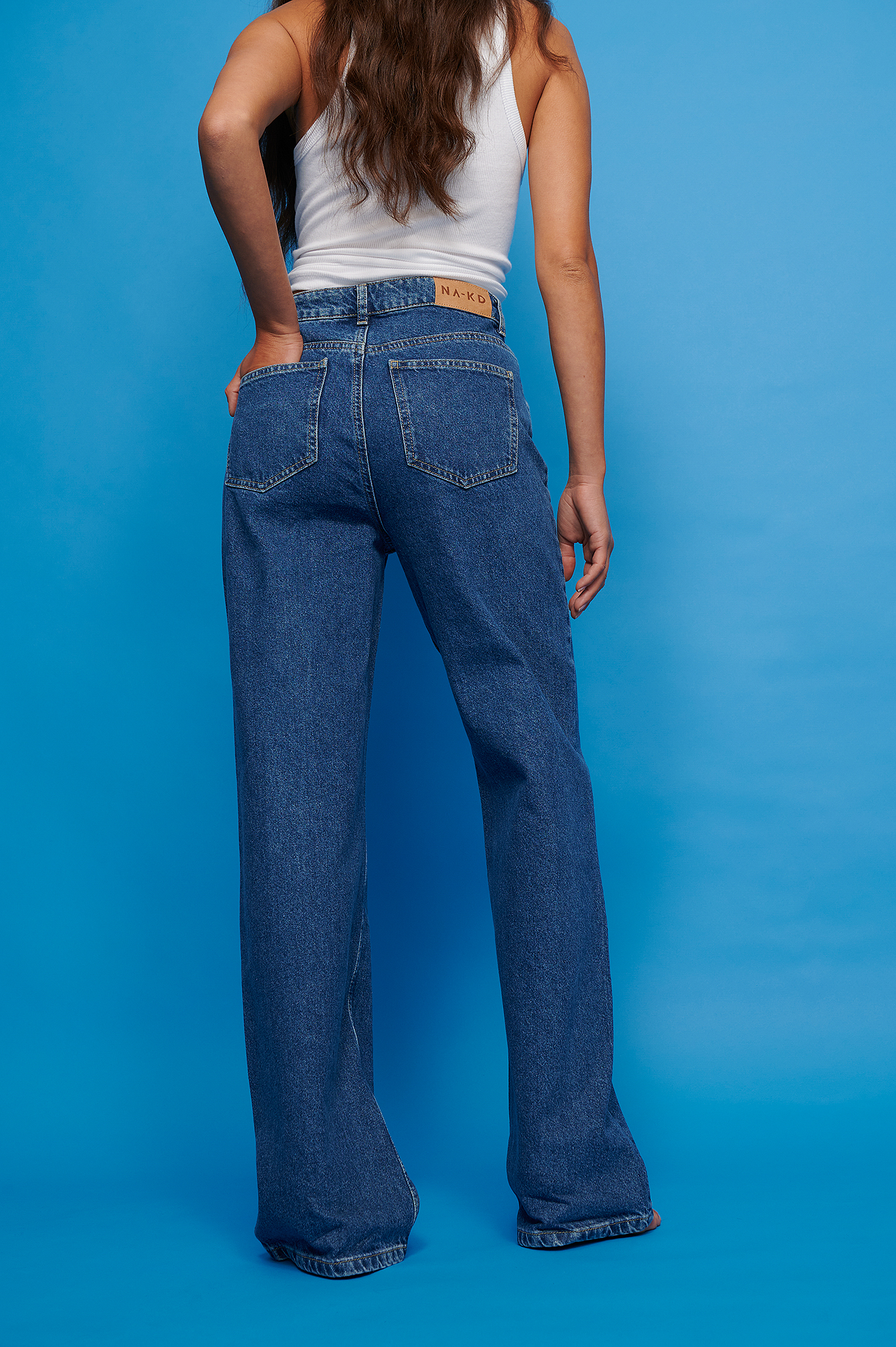 Mid Blue Økologiske højtaljede jeans med vidde og asymmetrisk lukning