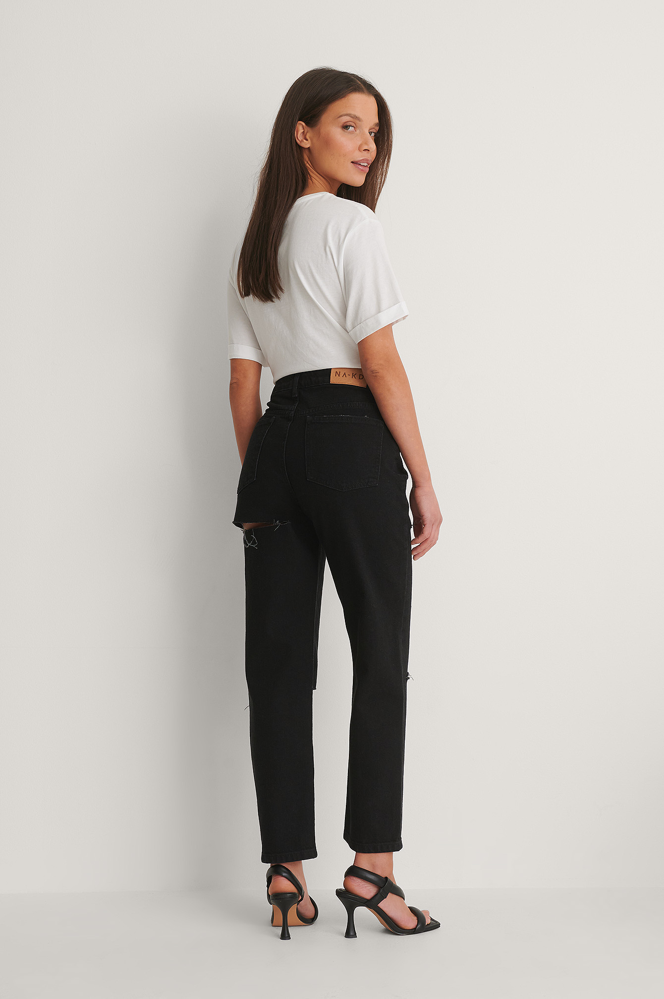 Jeans modello Mom con dettaglio aperto dietro Nero | na-kd.com
