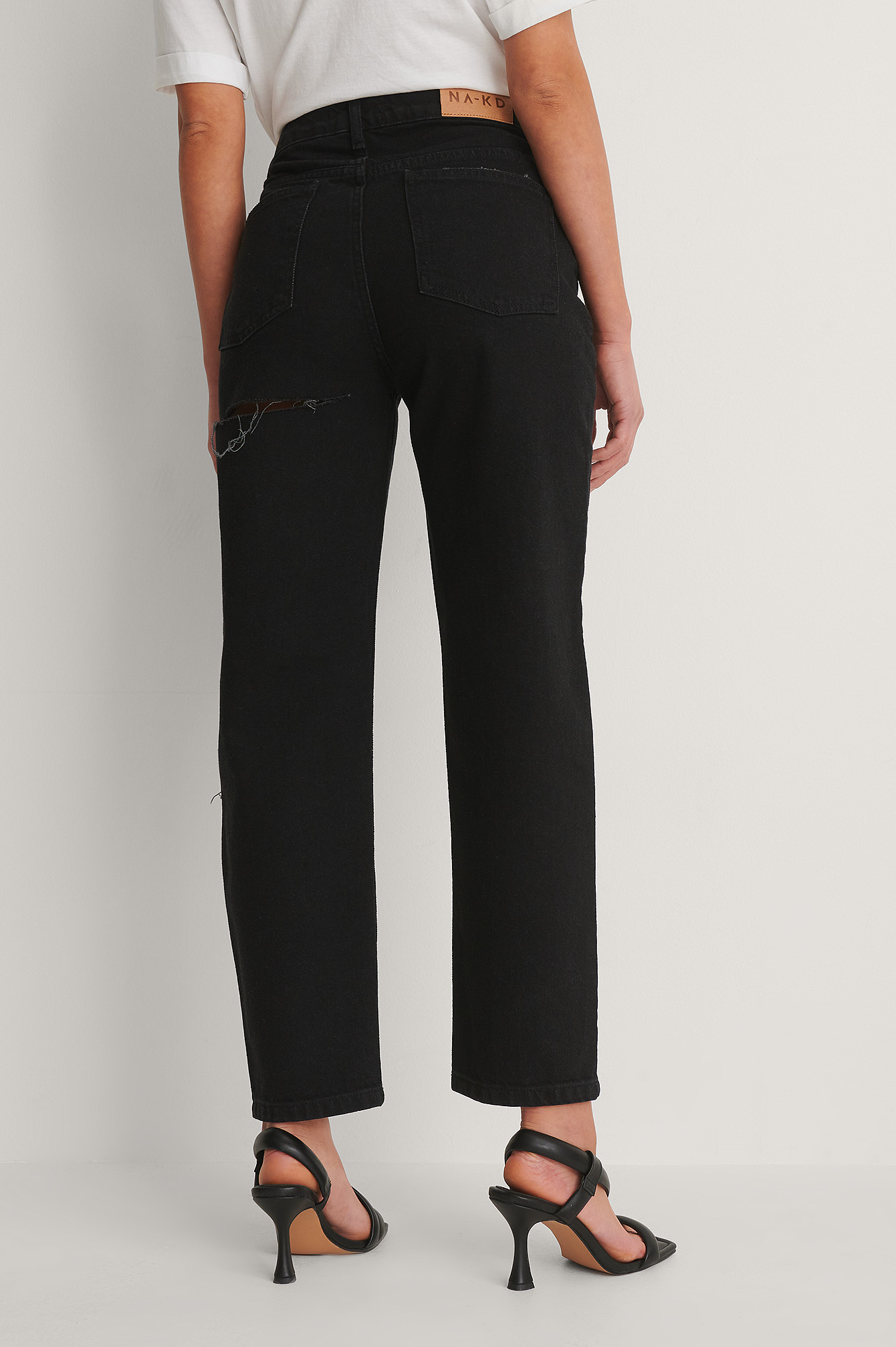 Jeans modello Mom con dettaglio aperto dietro Nero | na-kd.com