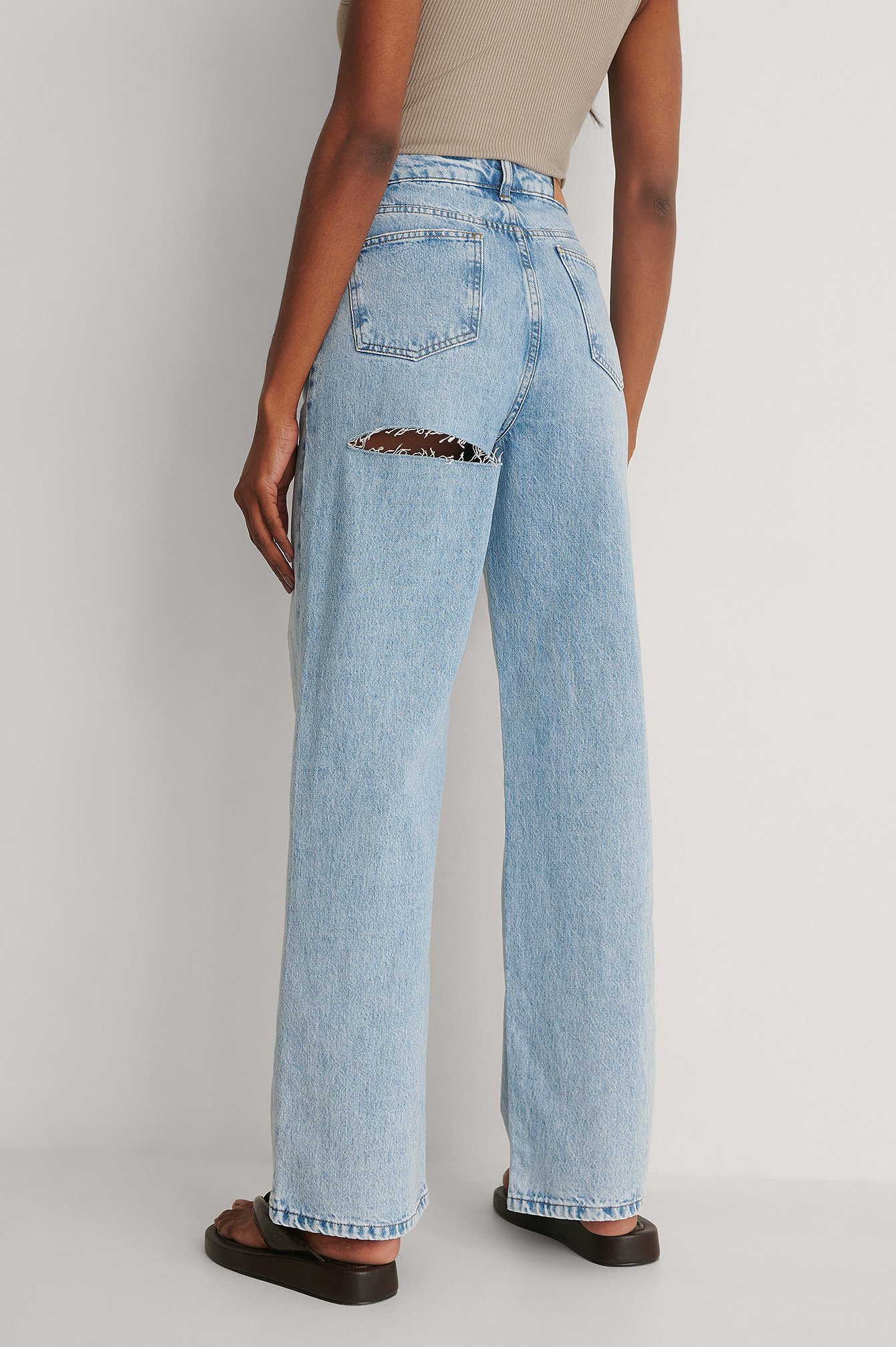 Light Blue Jeans Mit Hoher Taille, Weiten Beinen Und Schnitt An Der Hinterseite