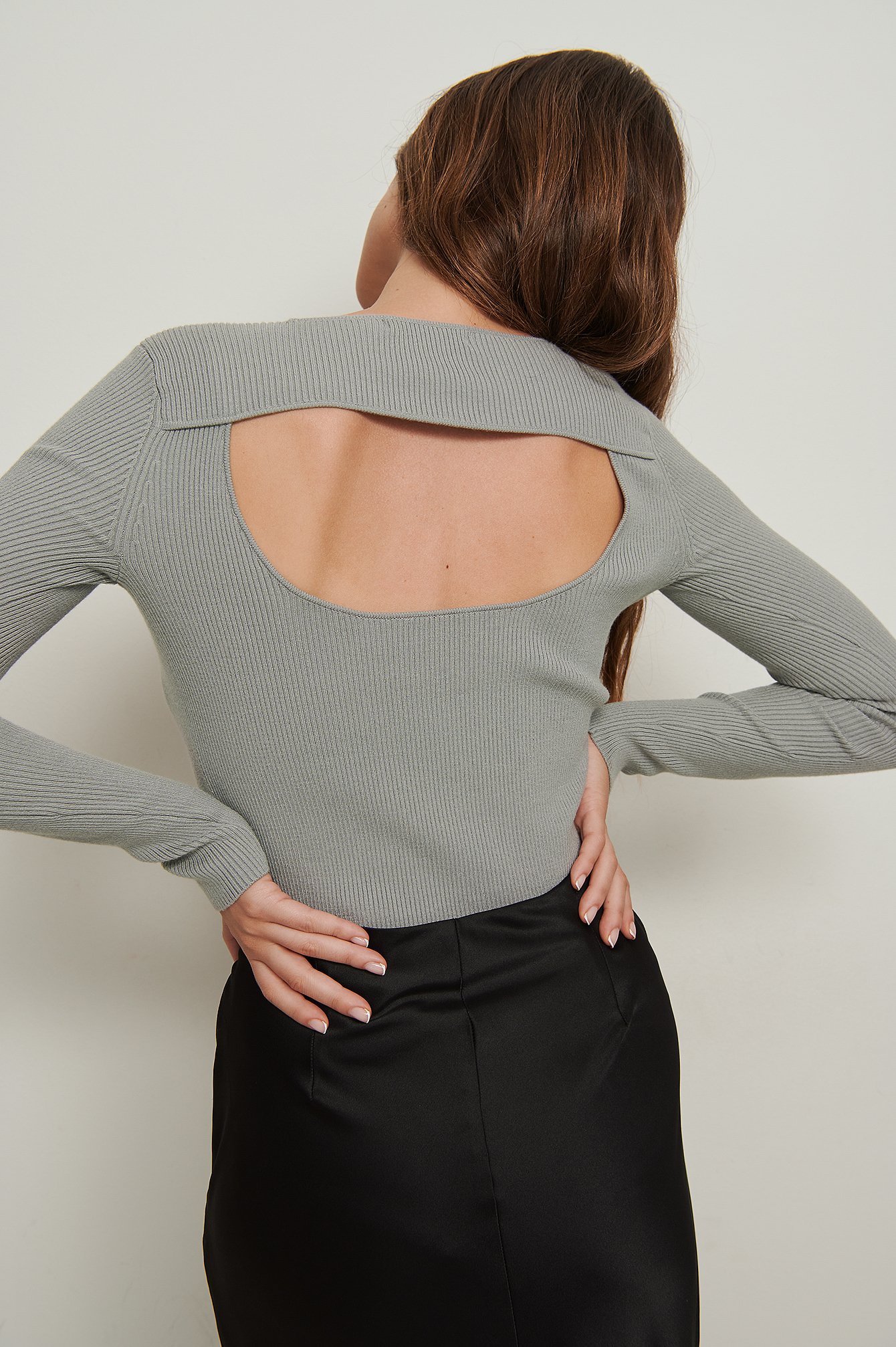 Grey Ribbet strikket sweater med detalje på ryg