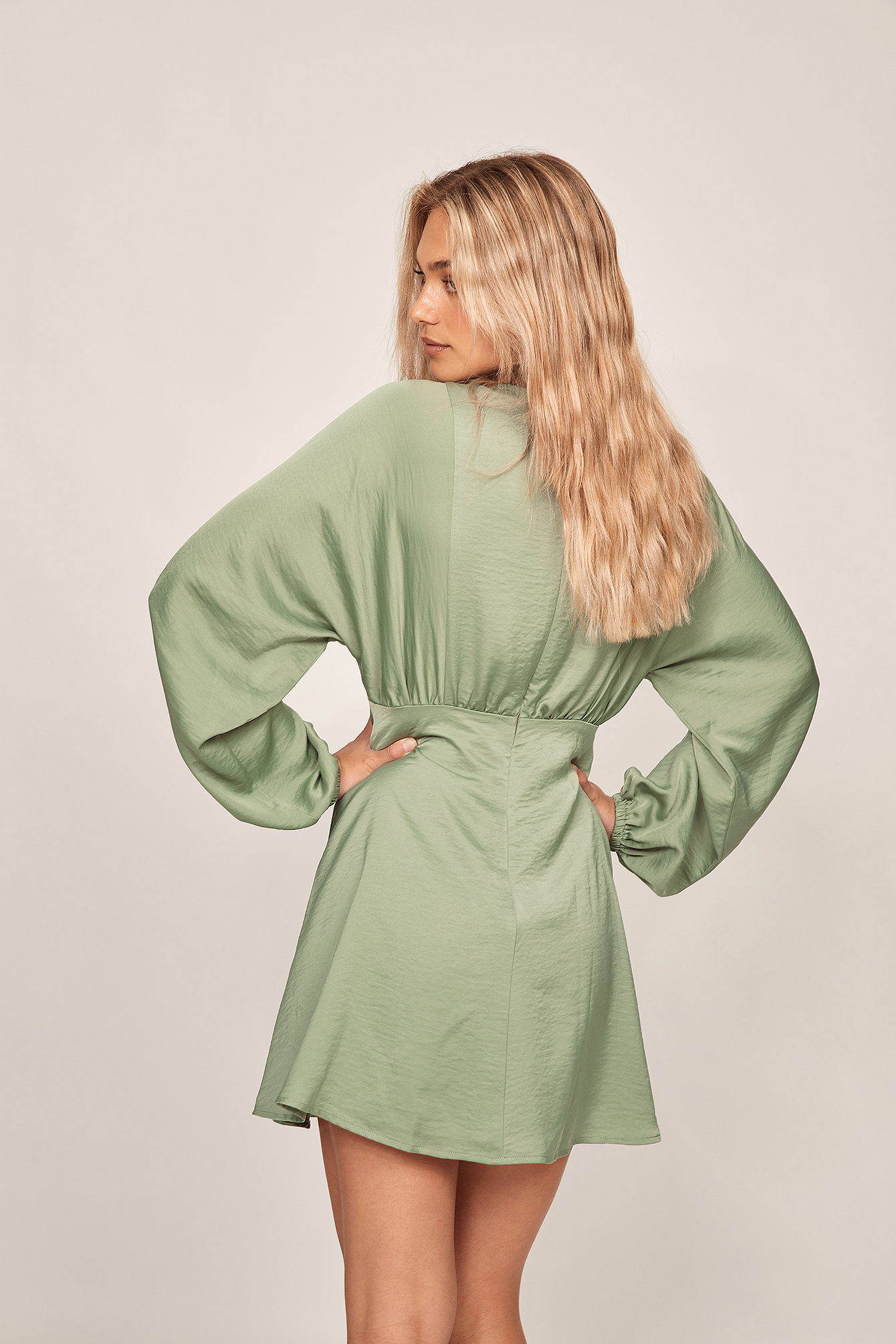 Balloon Sleeve Flowy Mini Dress Green | NA-KD Balloon Sleeve Flowy Mini Dress Green | NA-KD