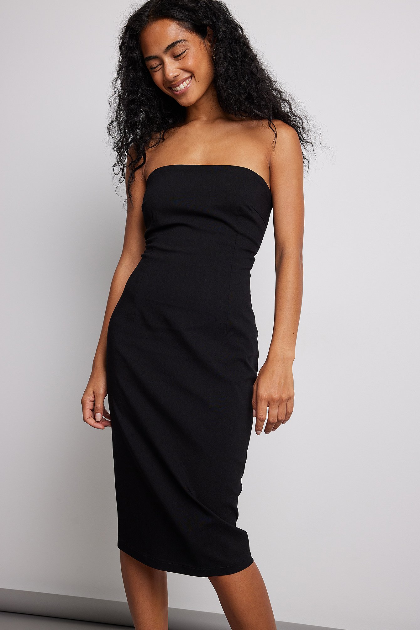 Ongrijpbaar breedte slinger Bandeau midi-jurk Zwart | NA-KD
