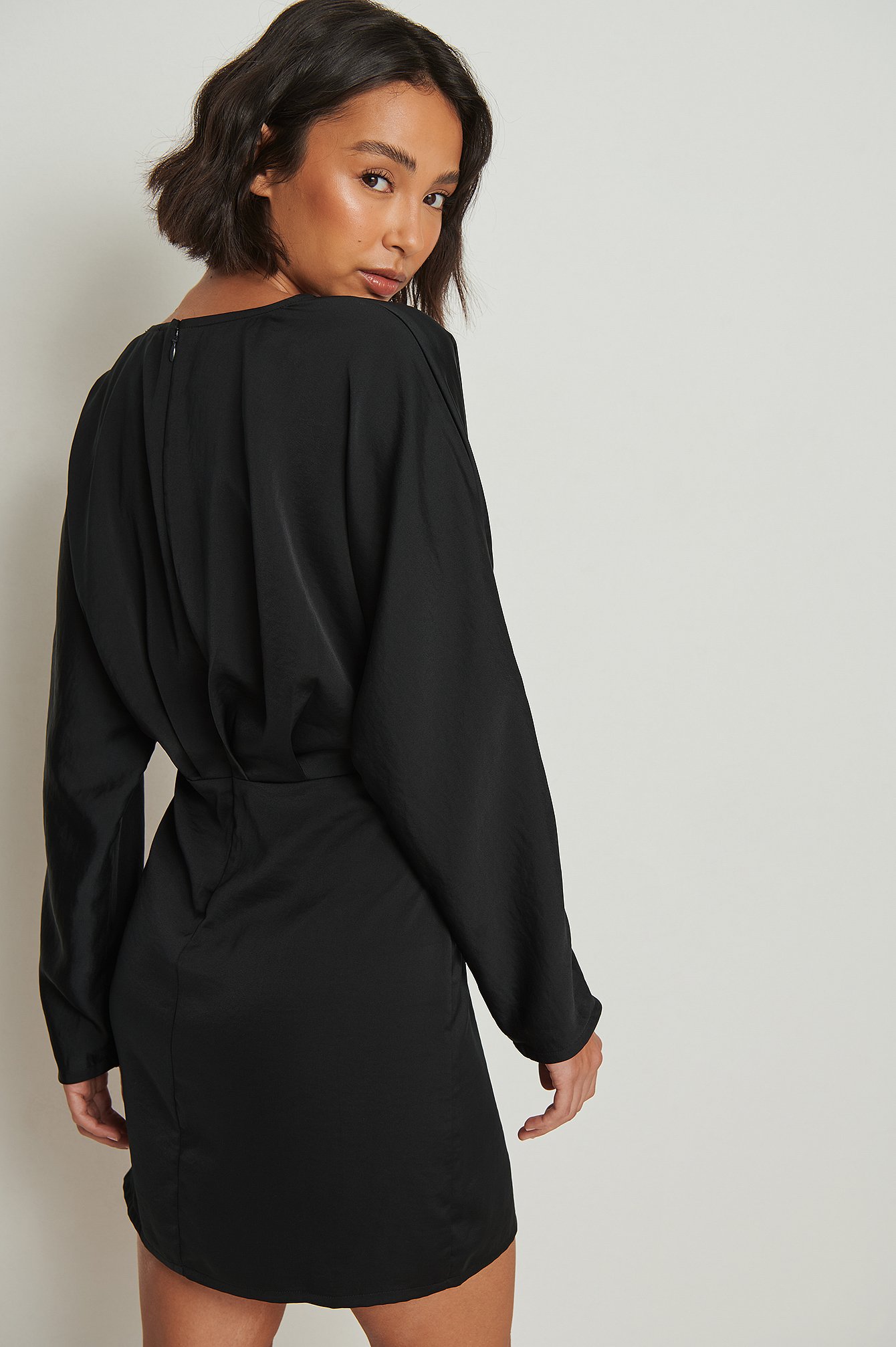 Black Krótka asymetryczna sukienka ze zwężanymi rękawami