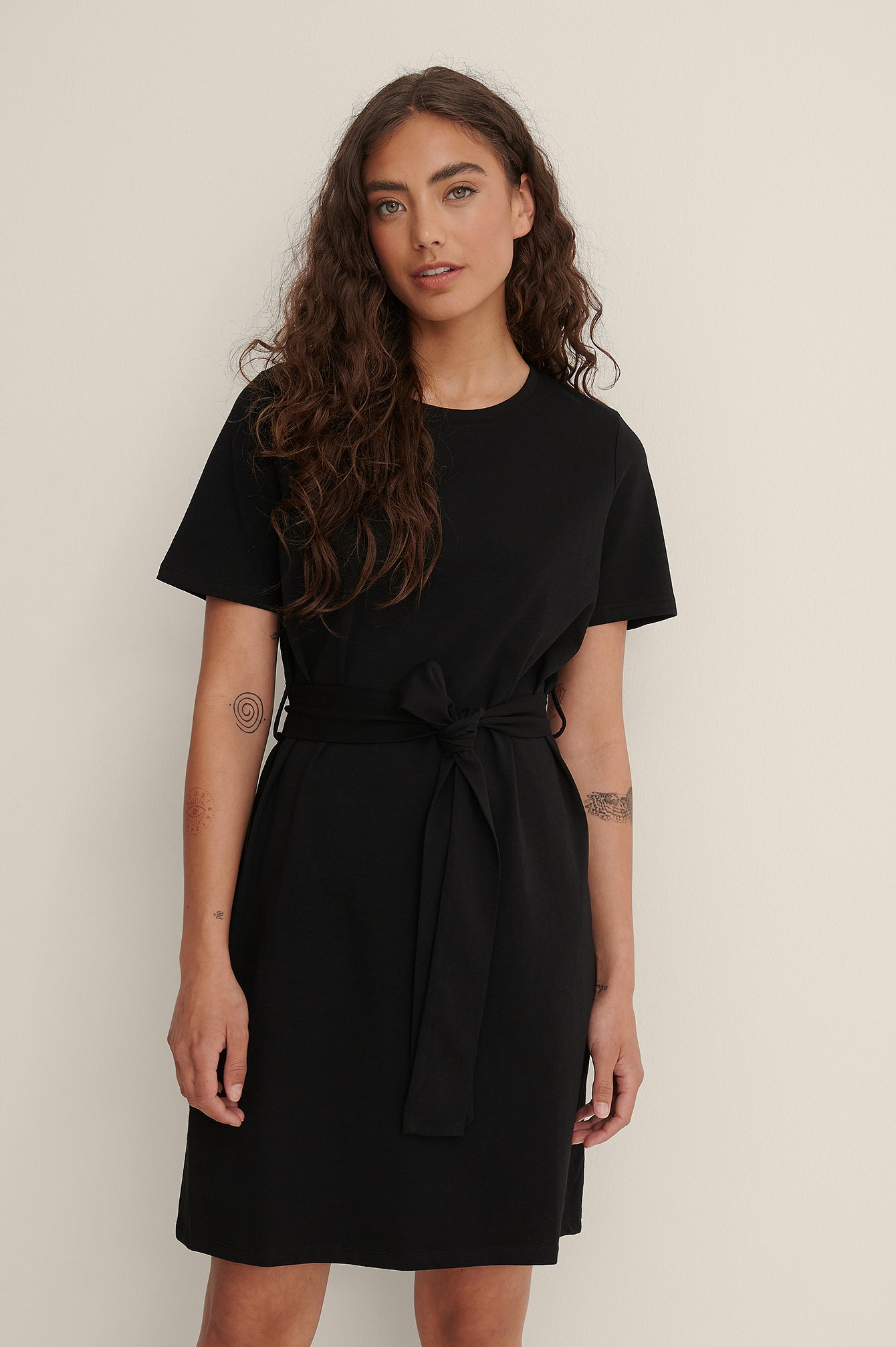 Black Sukienka o fasonie T-shirta z ozdobnym paskiem