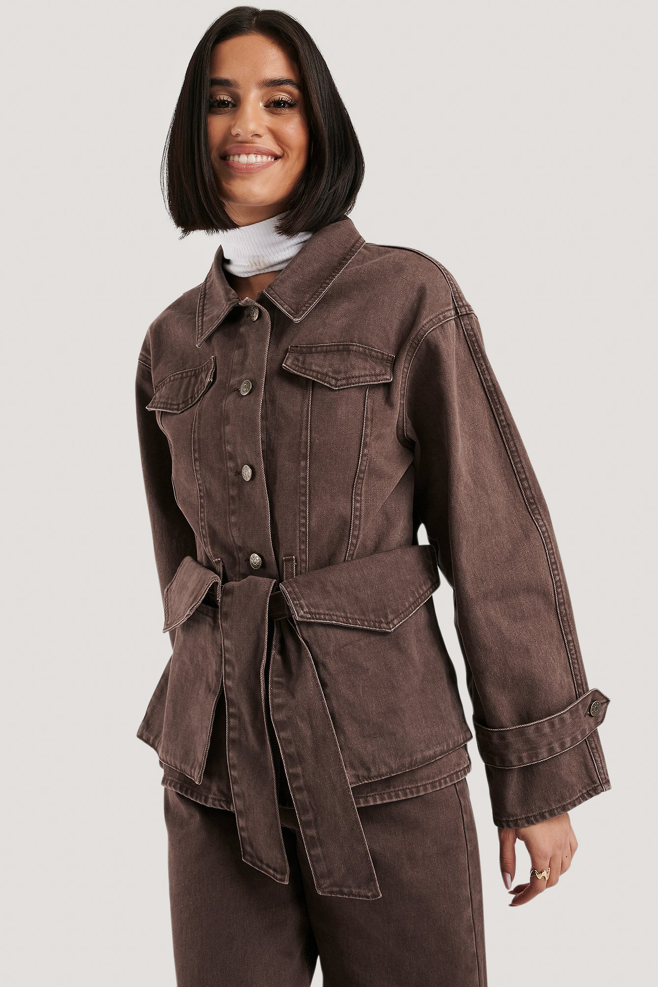 Damen Bekleidung Jacken Jeansjacken und Denimjacken NA-KD Belted Denim Jacket in Braun 