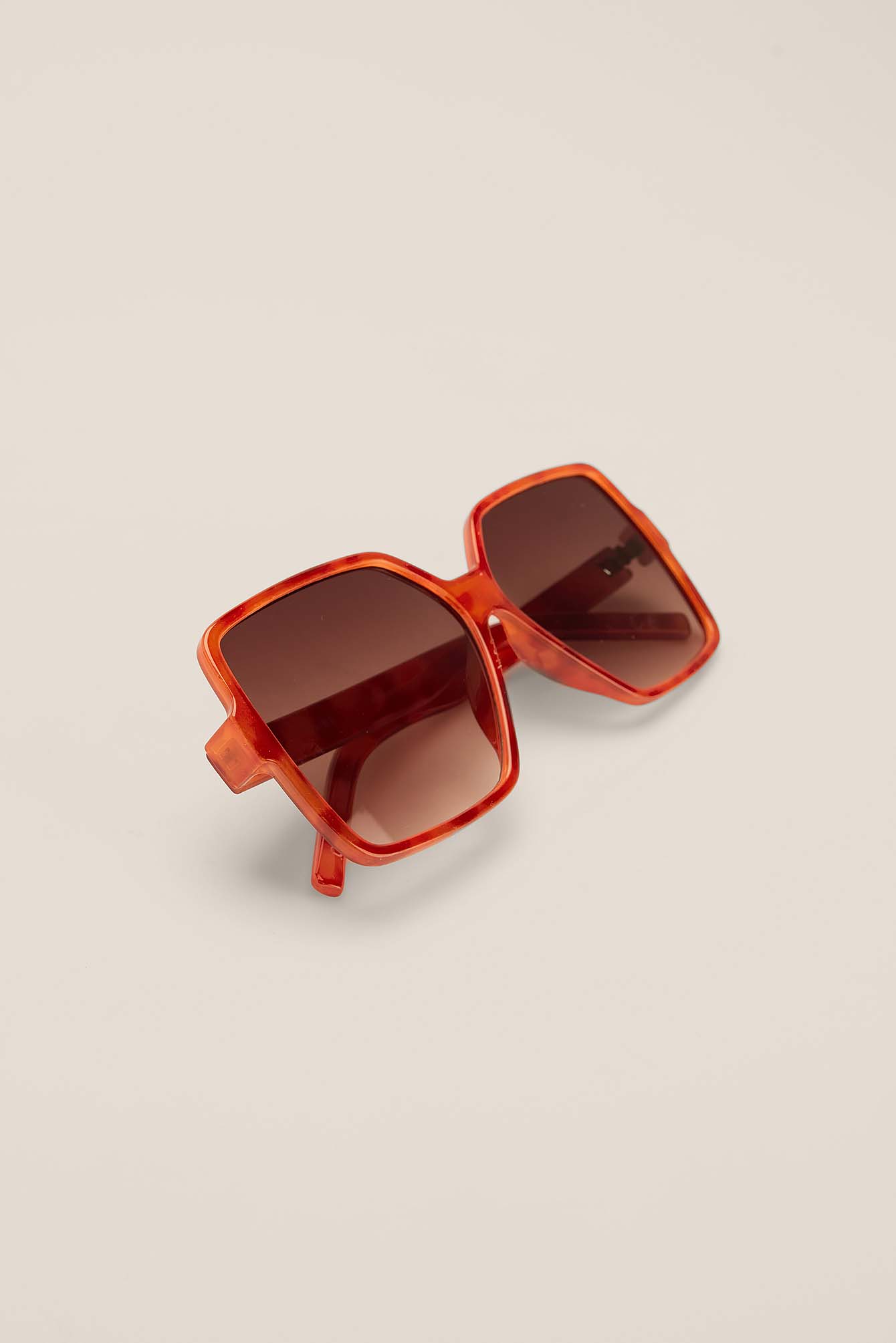NA-KD Accessories Große 70er-Jahre-Sonnenbrille in Schwarz Damen Accessoires Sonnenbrillen 