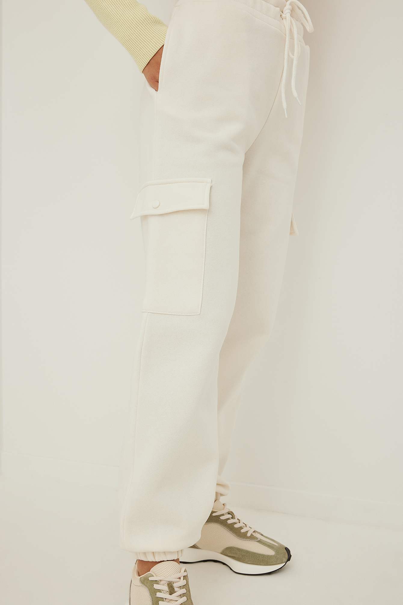 Pantalón de chándal con bolsillos grandes Blanco roto | na-kd.com