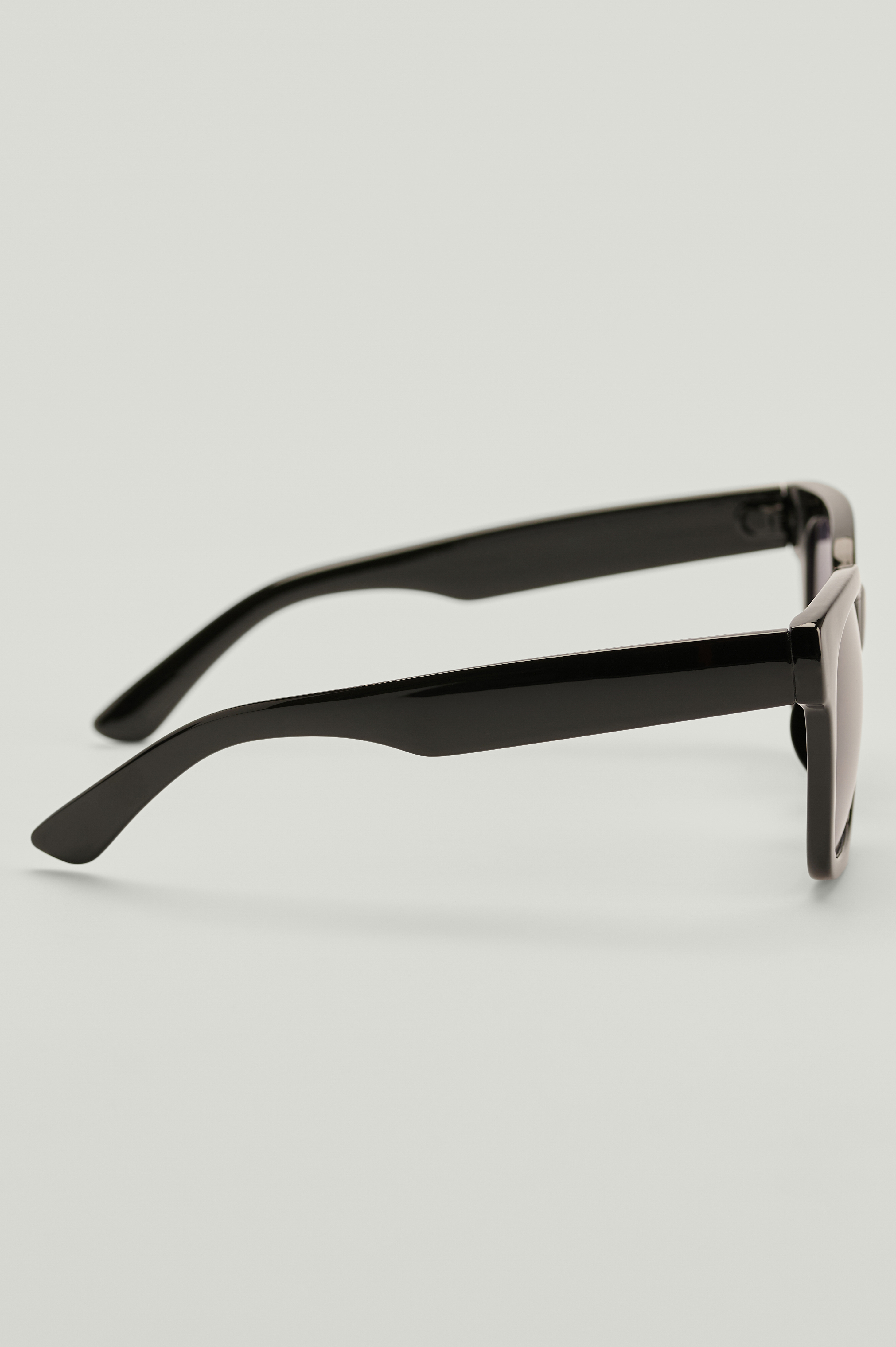 Damen Accessoires Sonnenbrillen NA-KD Accessories Runde Sonnenbrille aus Metall in Mettallic 
