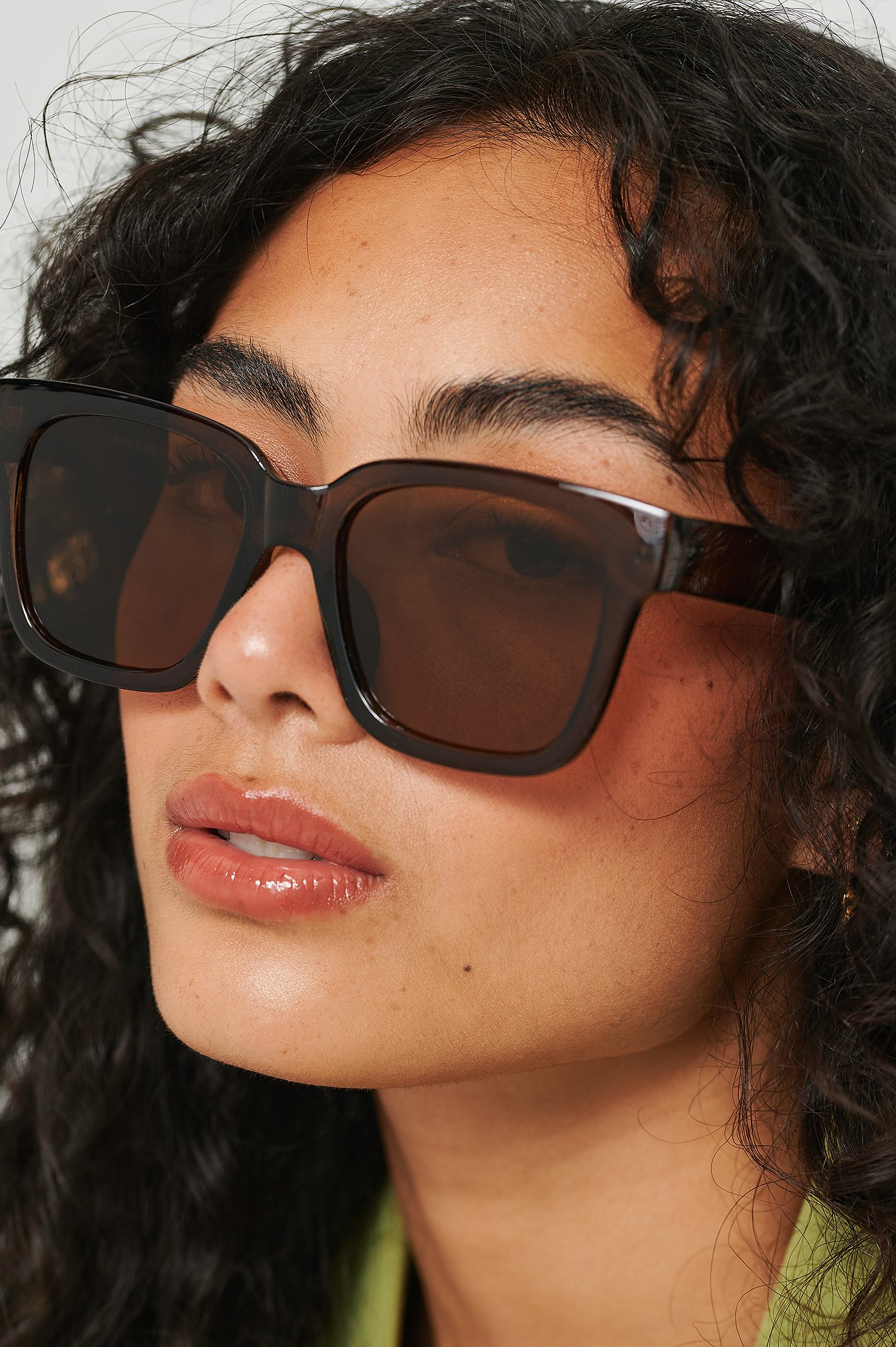 Brown Duże okulary przeciwsłoneczne z zaokrąglonym brzegiem z recyklingu
