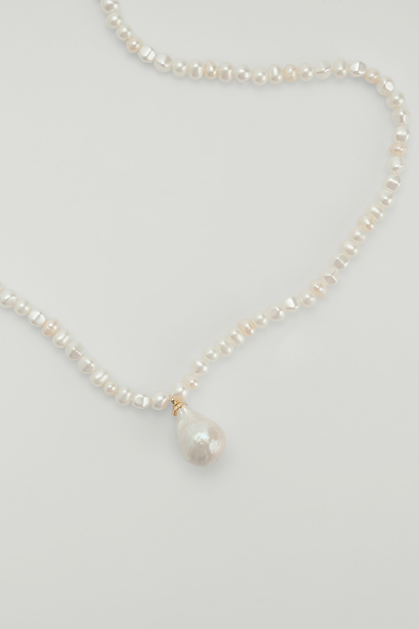 White Naszyjnik z wisiorkiem z dużą błyszcząca perłą