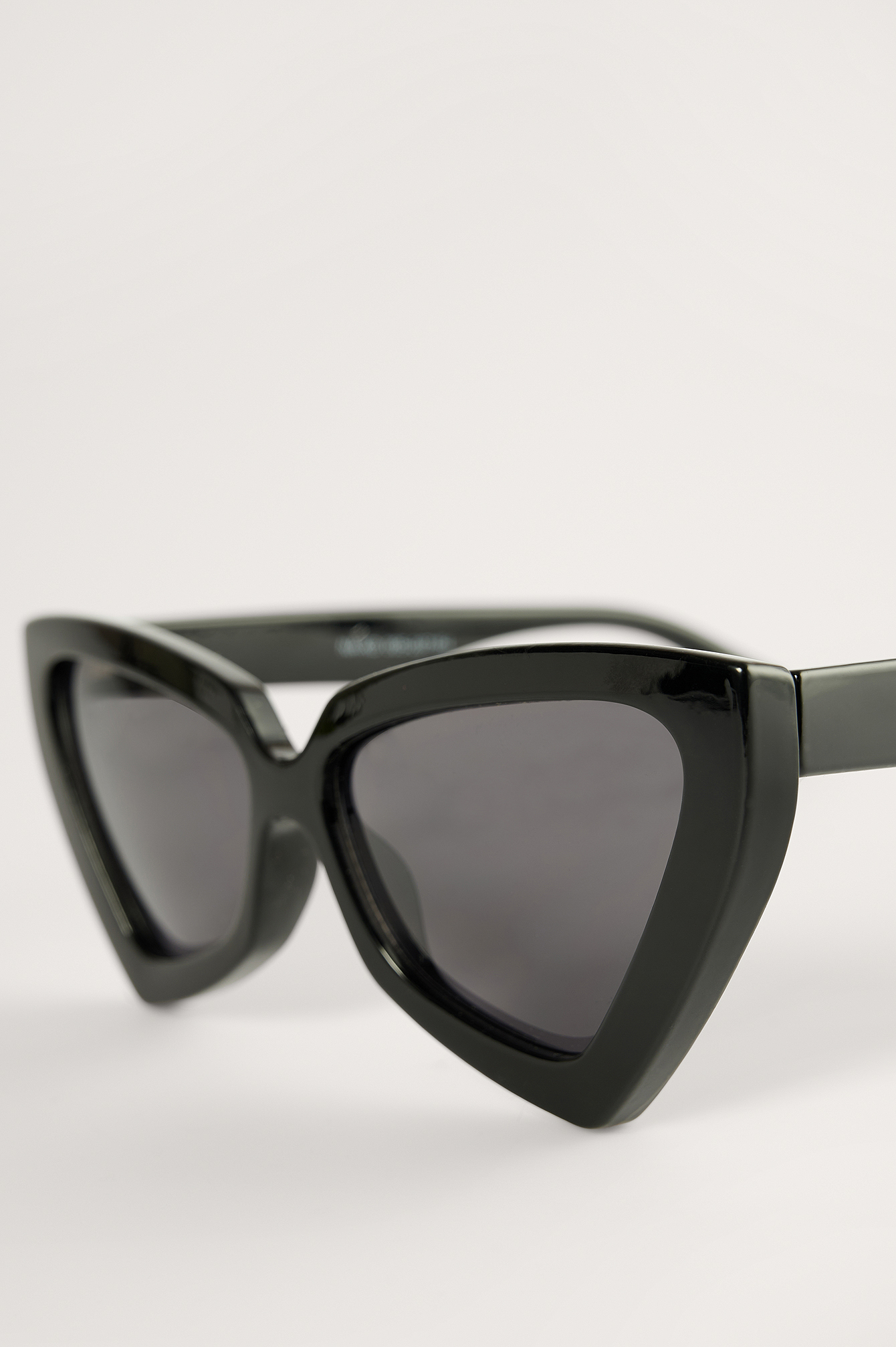 Occhiali Da Sole Con Grandi Lenti Cat-Eye Nero | na-kd.com