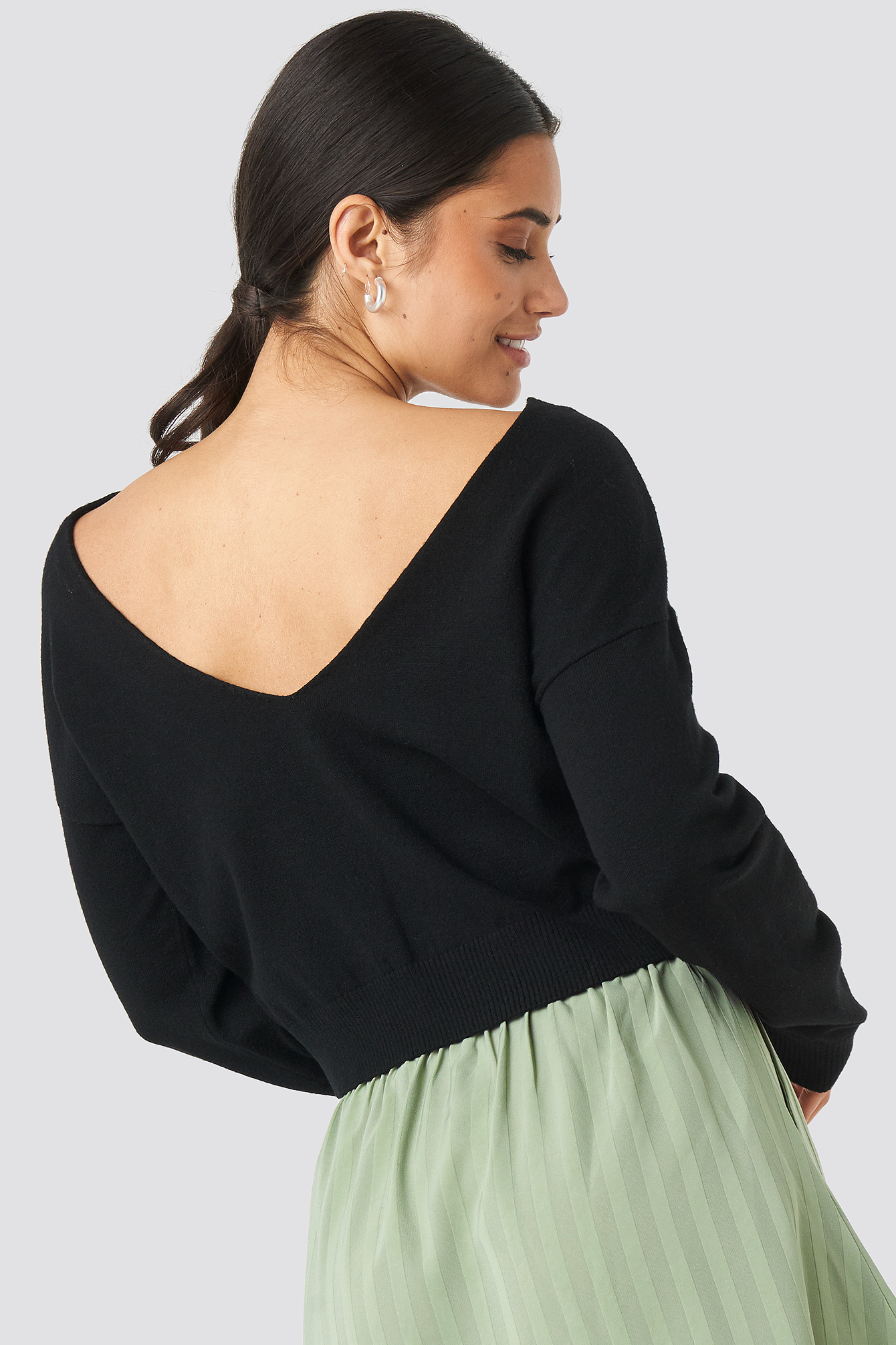 Back V-neck Cropped Sweater Black
