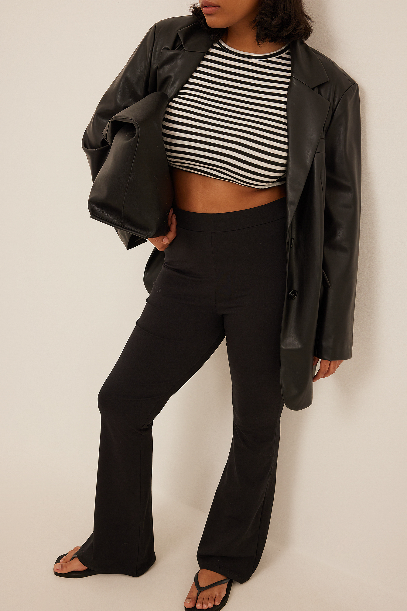 Legging a vita alta e gamba ampia biologico Nero | na-kd.com