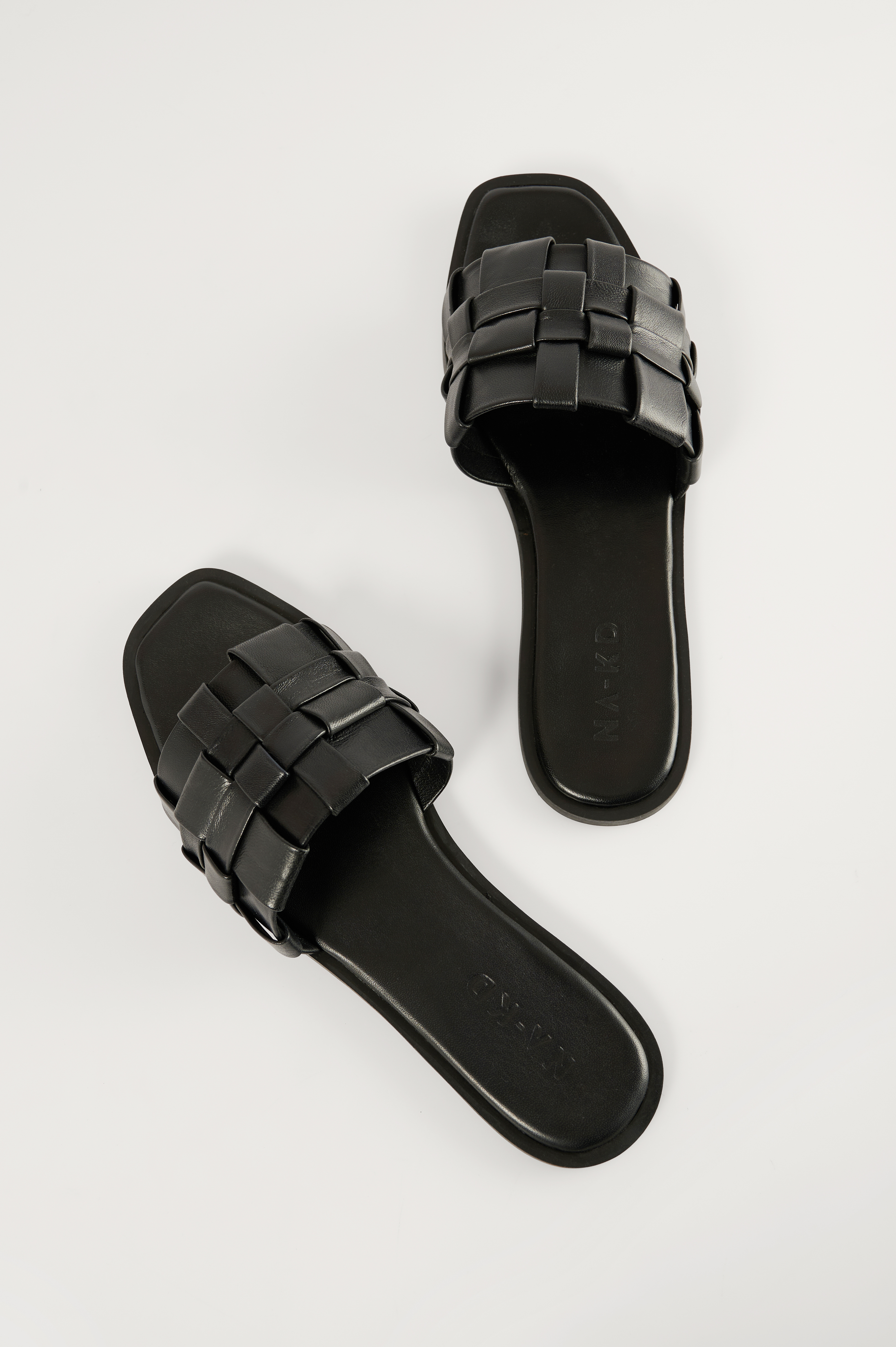 Black Zapatillas de piel trenzadas