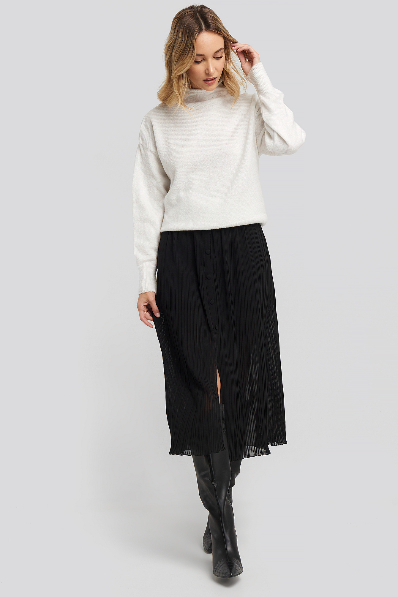 Button Detail Pleated Skirt Black