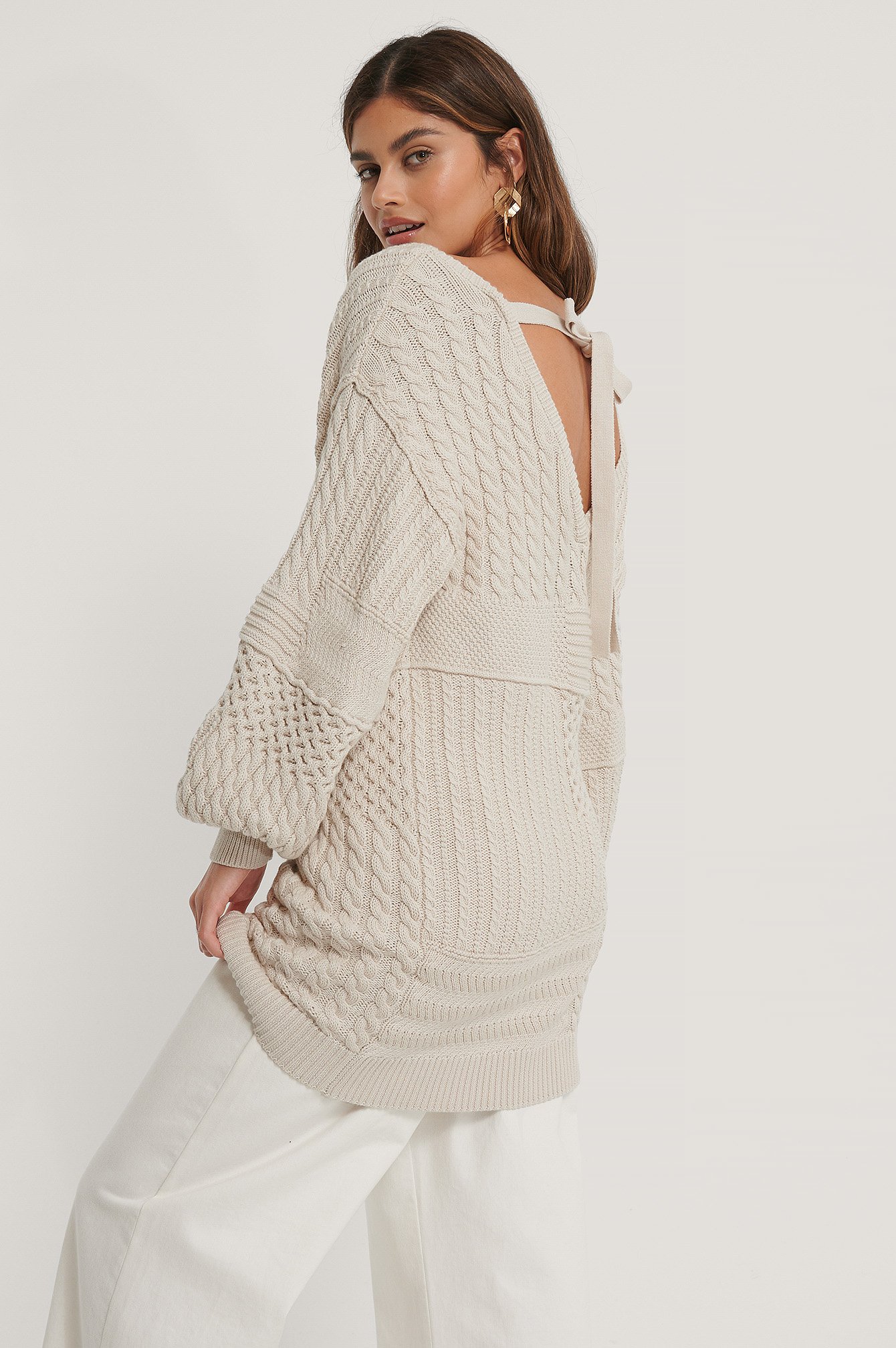 Light Beige Ekologiczny długi dziergany sweter z wycięciem na plecach