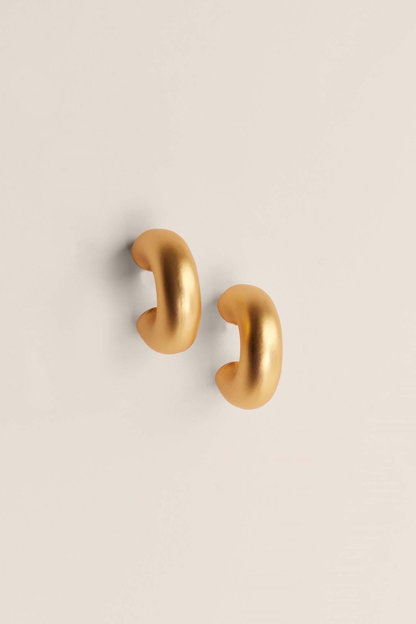 Gold Kraftige øreringe i genanvendt materiale