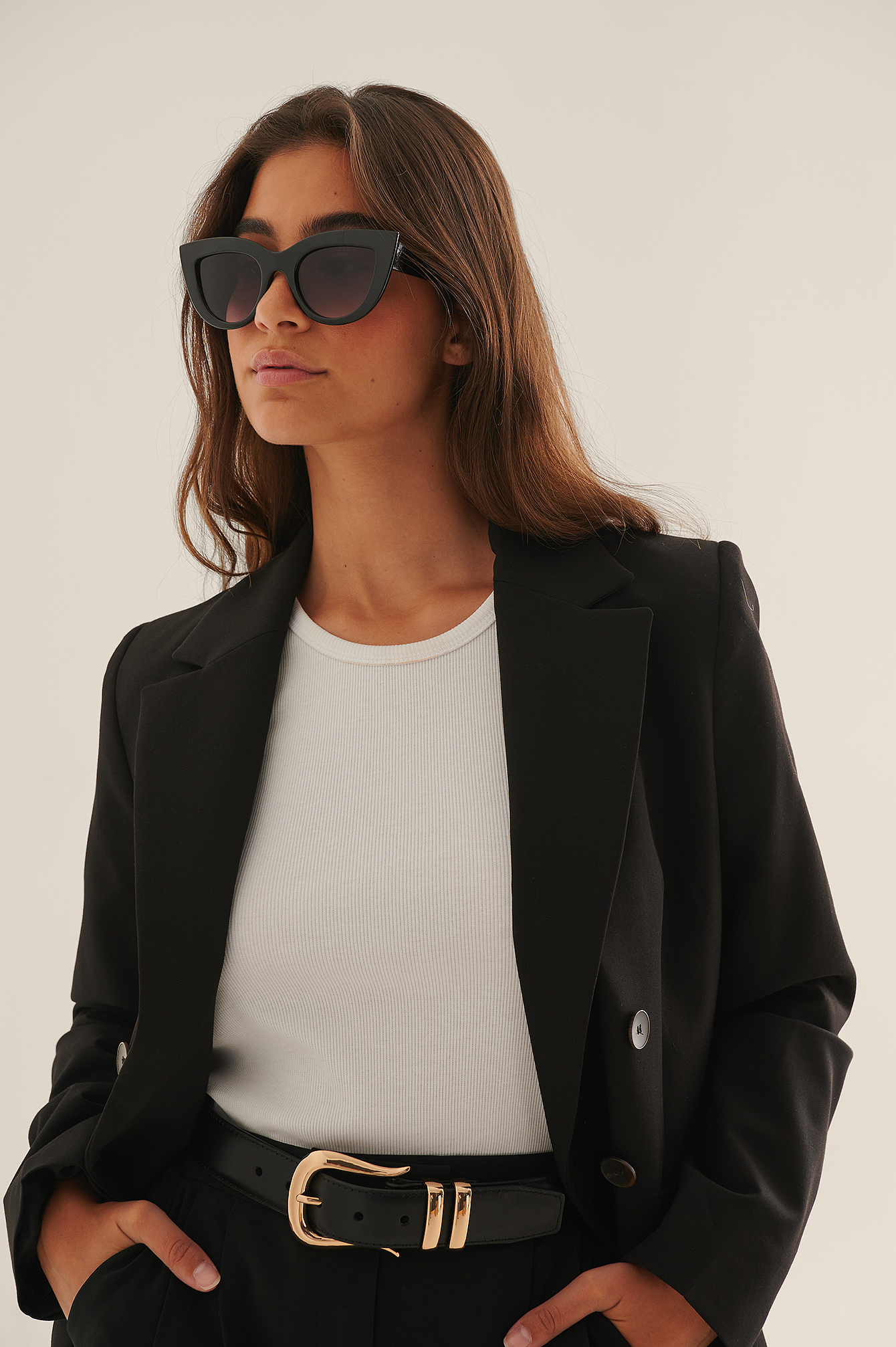Occhiali da sole con montatura spessa e appuntita e lenti cat-eye on  materiale riciclato Nero | na-kd.com