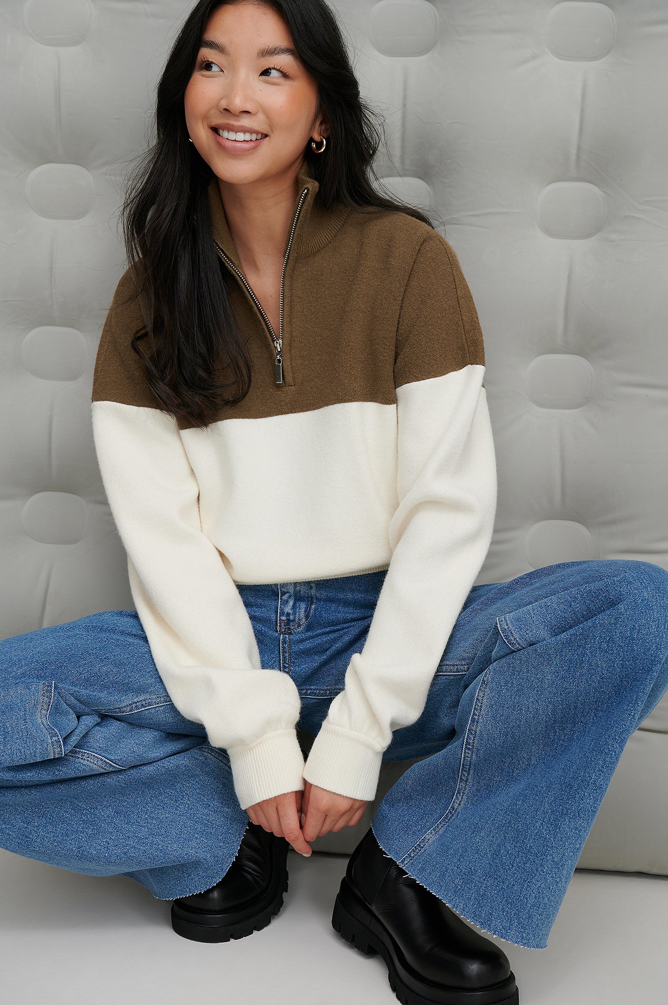 Beige Combo Sweater med farveblokke og lynlås