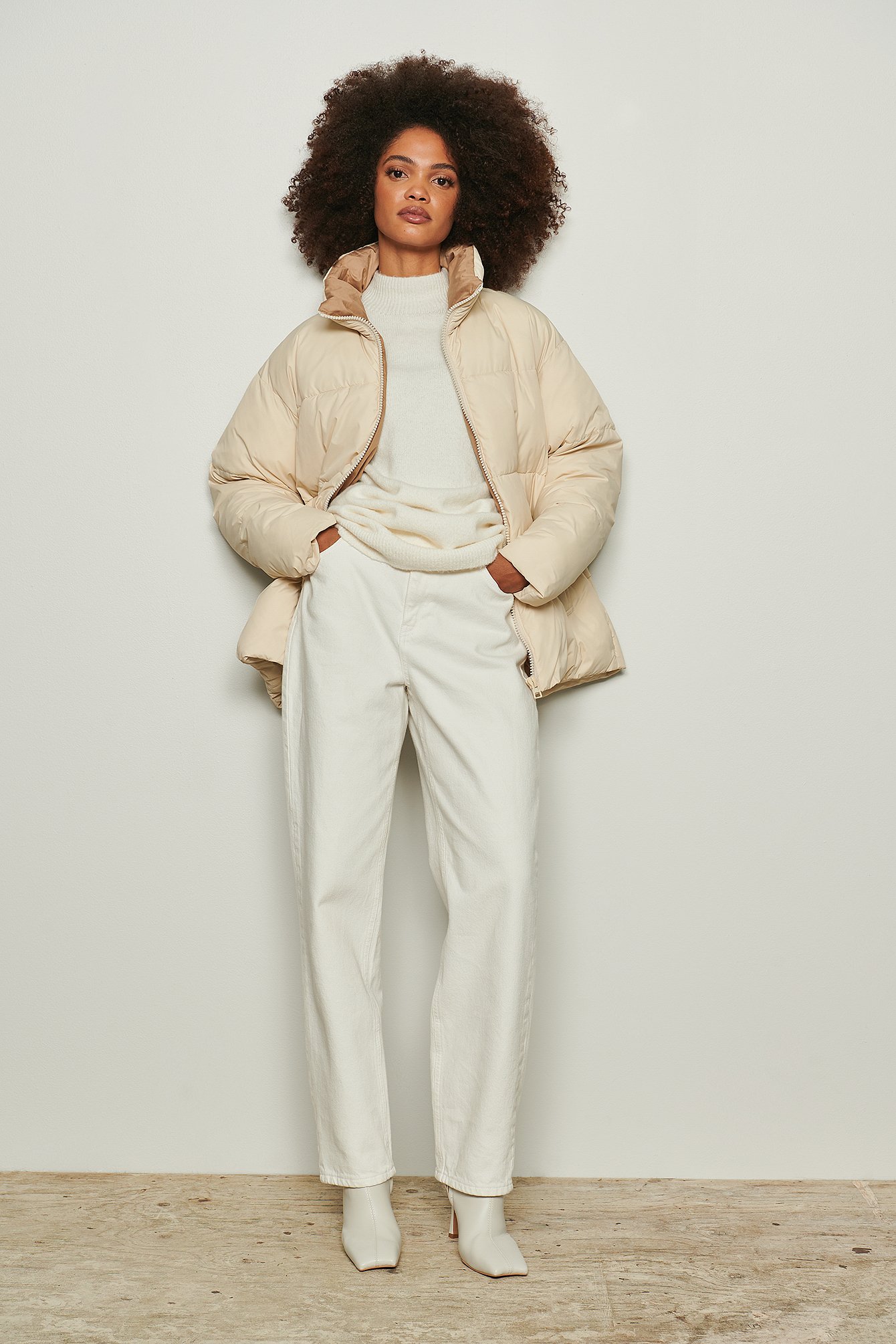 White/Beige Vatteret jakke i kontrastfarver