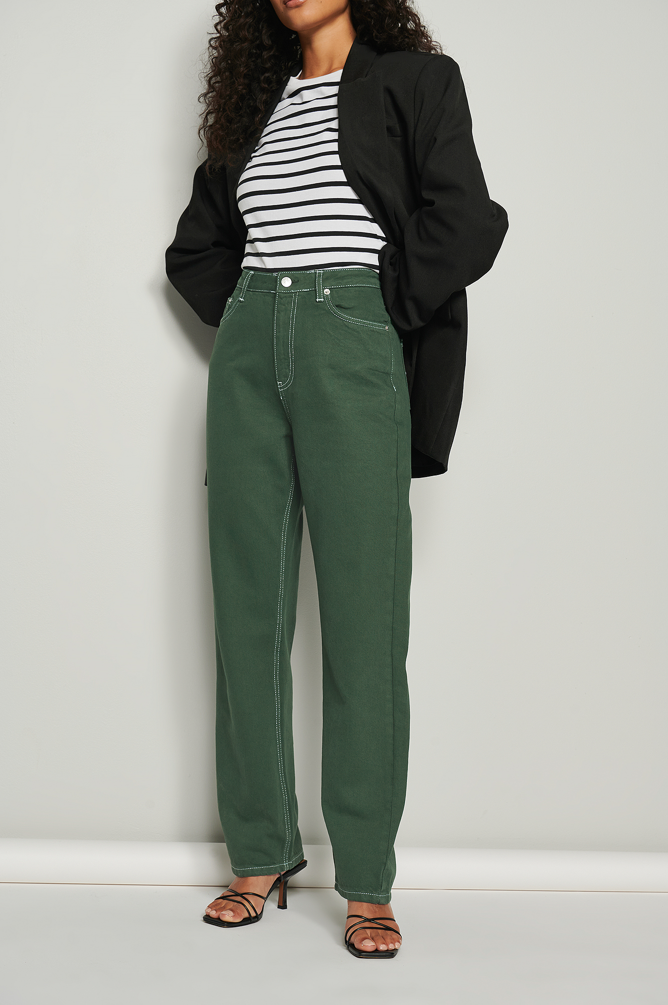 Jeans a gamba dritta con cuciture in contrasto biologici Verde | na-kd.com
