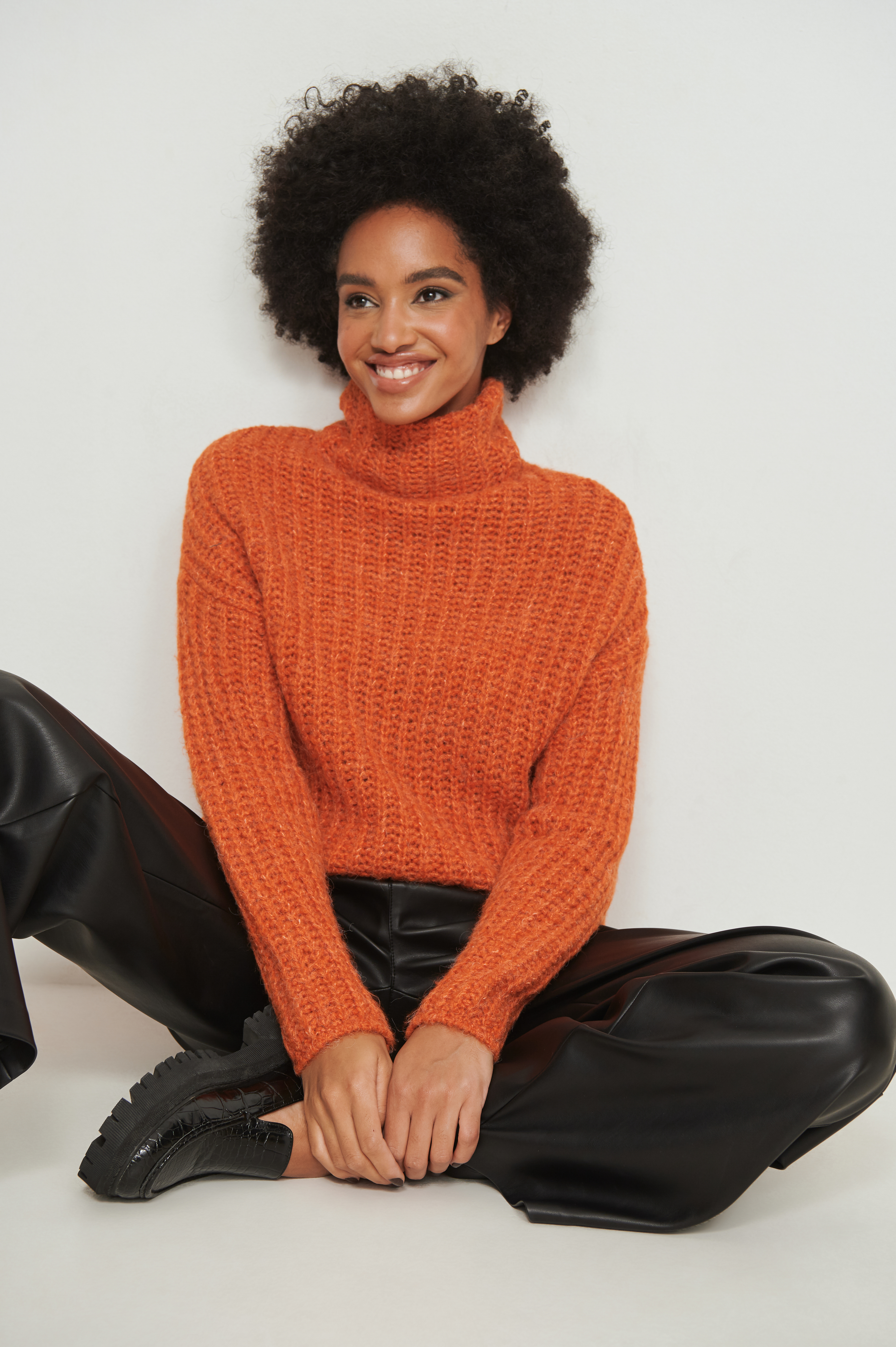NA-KD Basic Gerippter Pullover mit langen Ärmeln und Rollkragen in Orange Damen Bekleidung Anzüge 