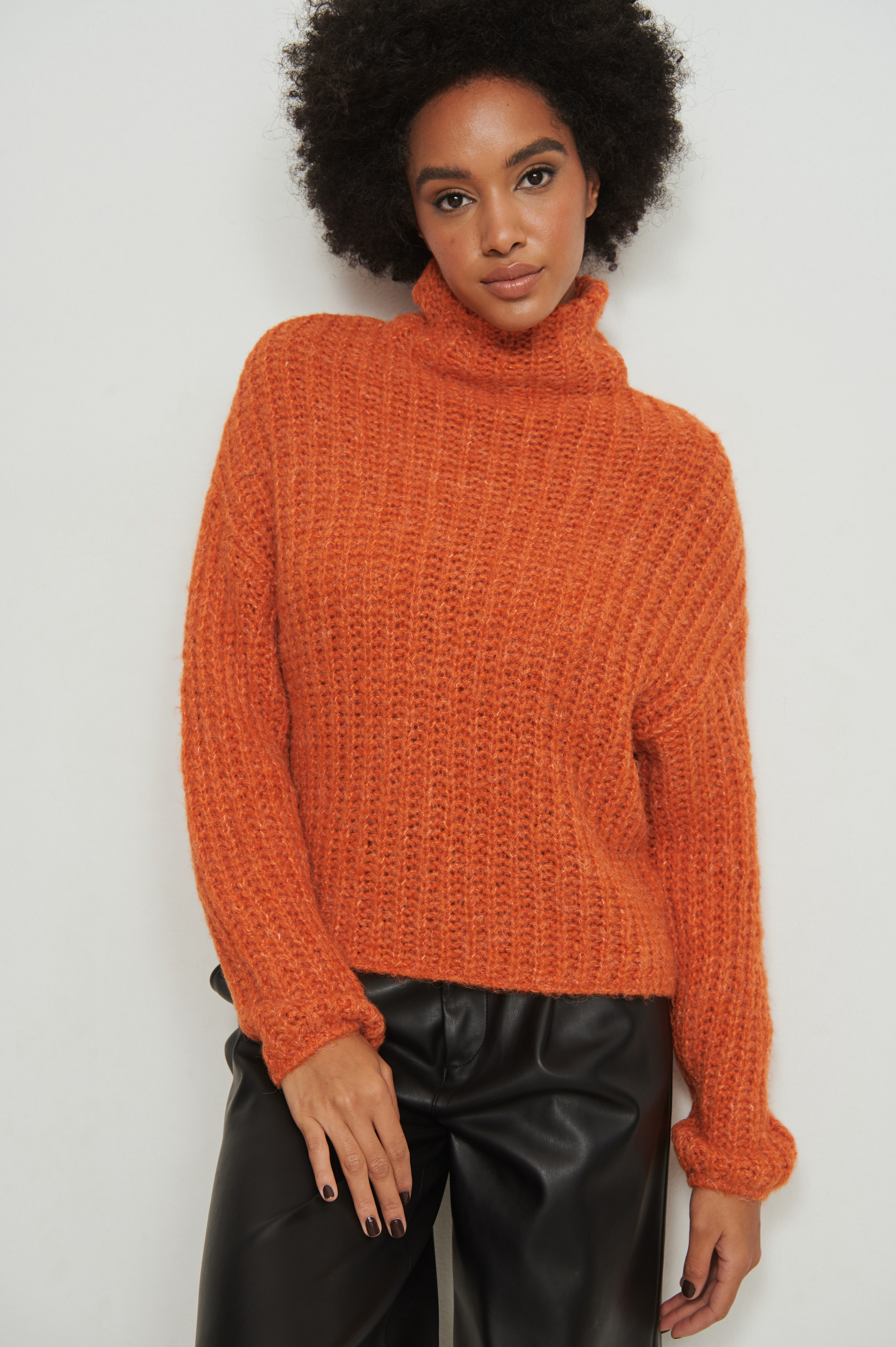Maglione corto a collo alto Arancione | na-kd.com