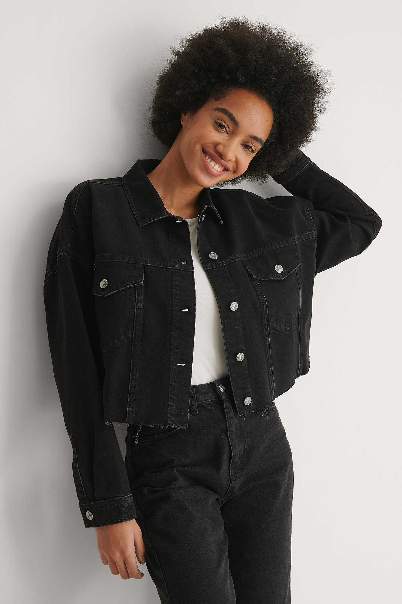 NA-KD Denim Trend Organische grob gesäumte Jeansjacke in Schwarz Damen Bekleidung Jacken Jeansjacken und Denimjacken 