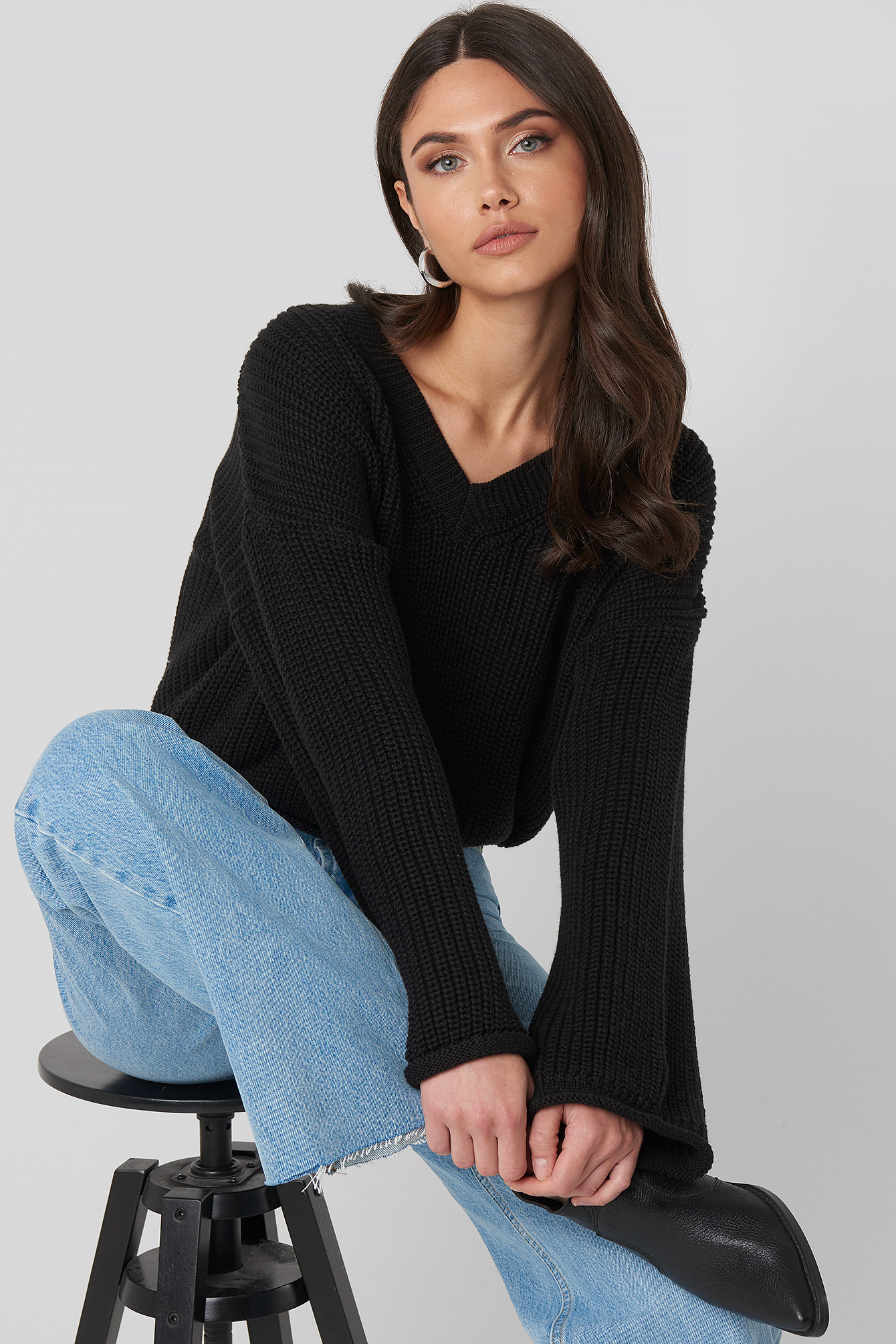 Cropped V-neck Knitted Sweater Black