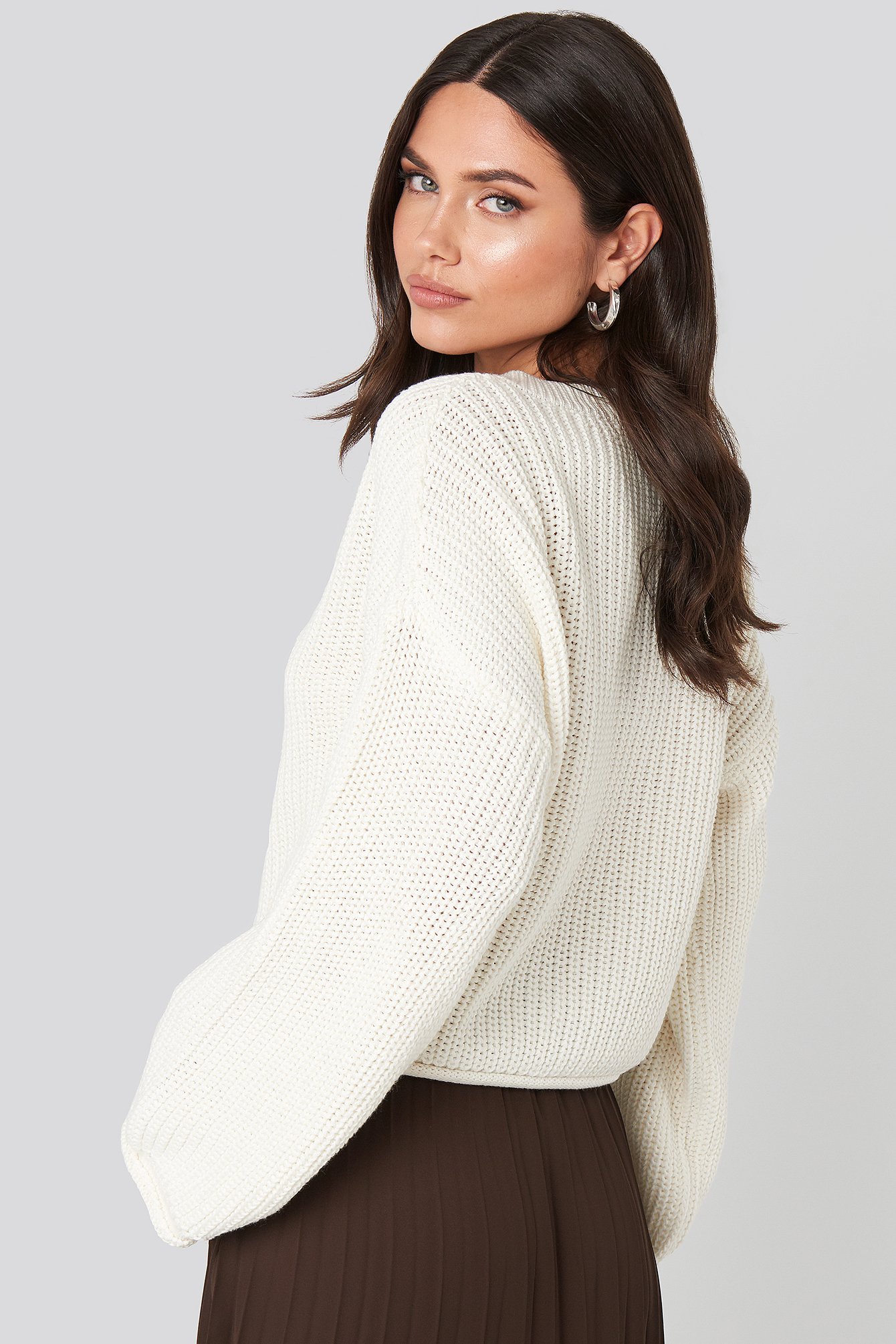 Offwhite Cropped V-neck Knitted Sweater