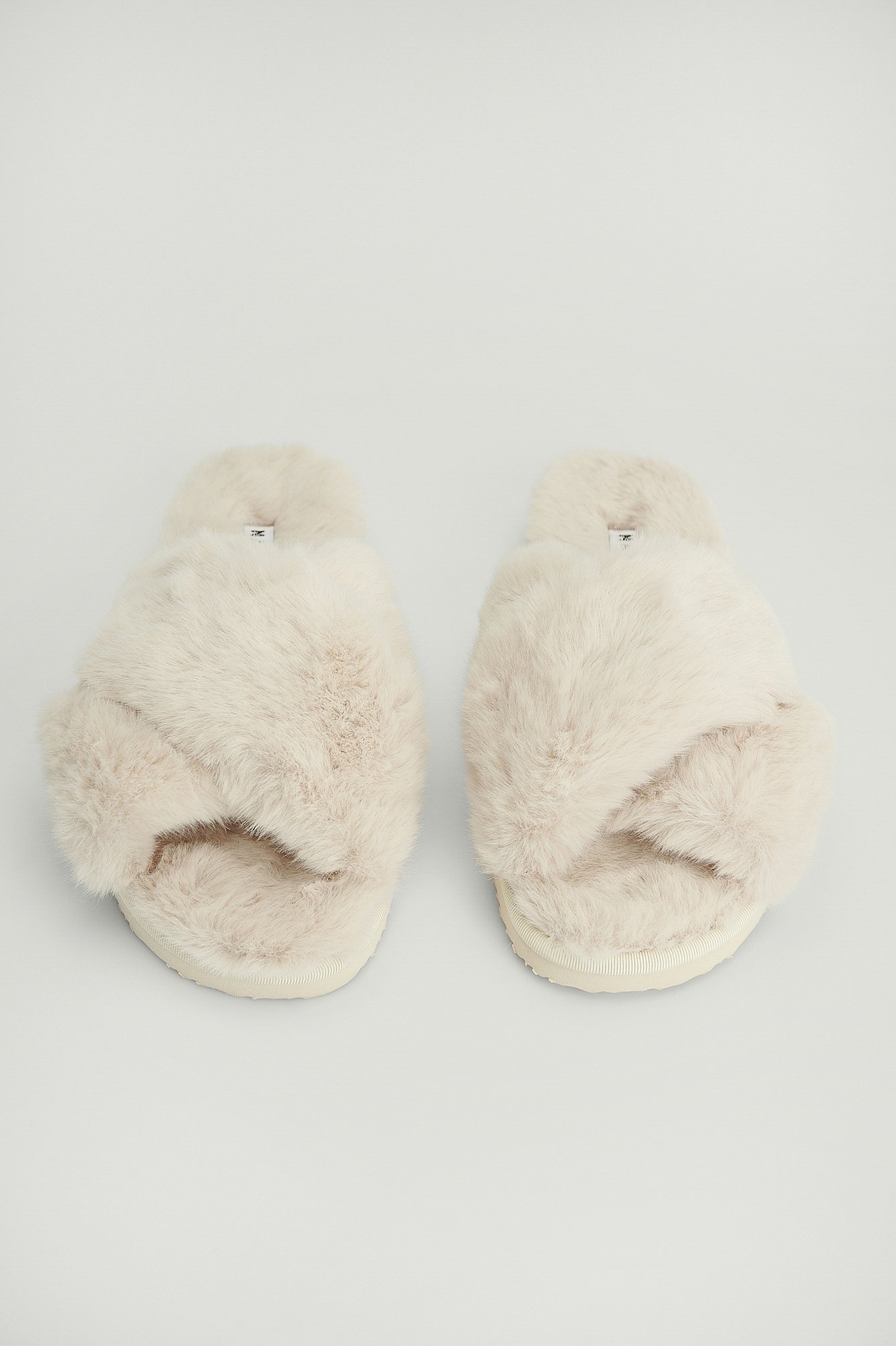 NA-KD Shoes Teddy-slippers med krydsede stropper - Offwhite
