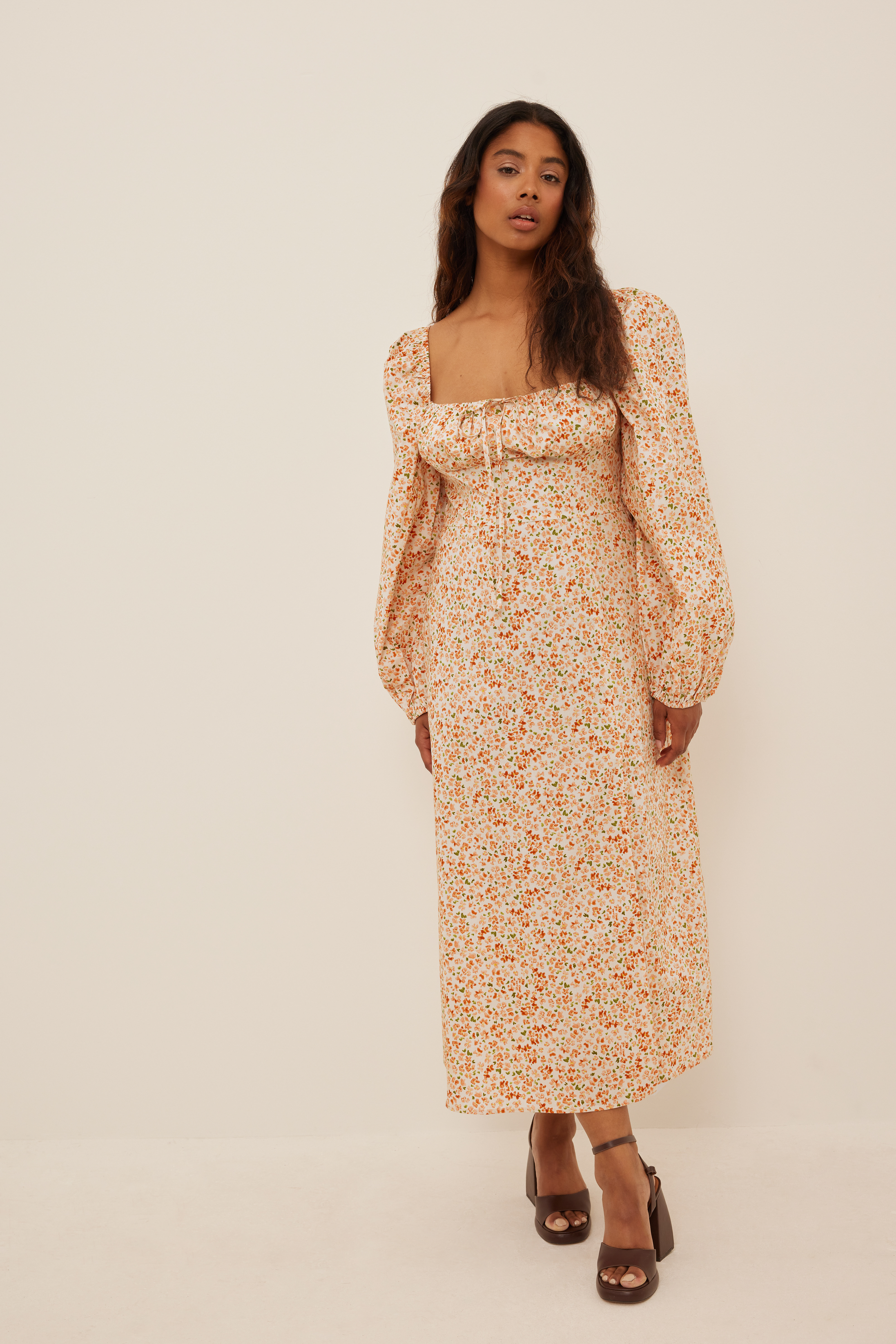Baumwoll-Midikleid LS mit Körbchendetail Blumen | na-kd.com