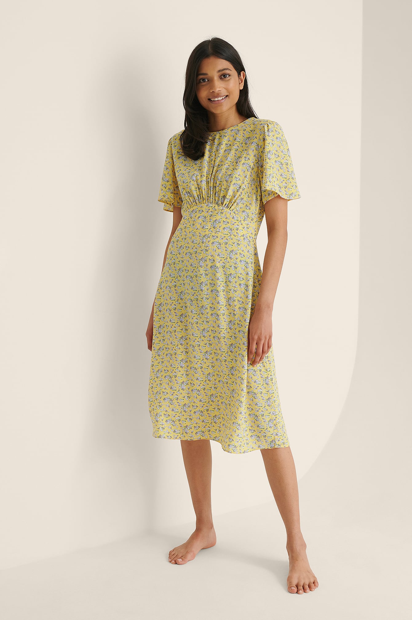 Vestido midi de manga corta con costura curvada Flores | na-kd.com